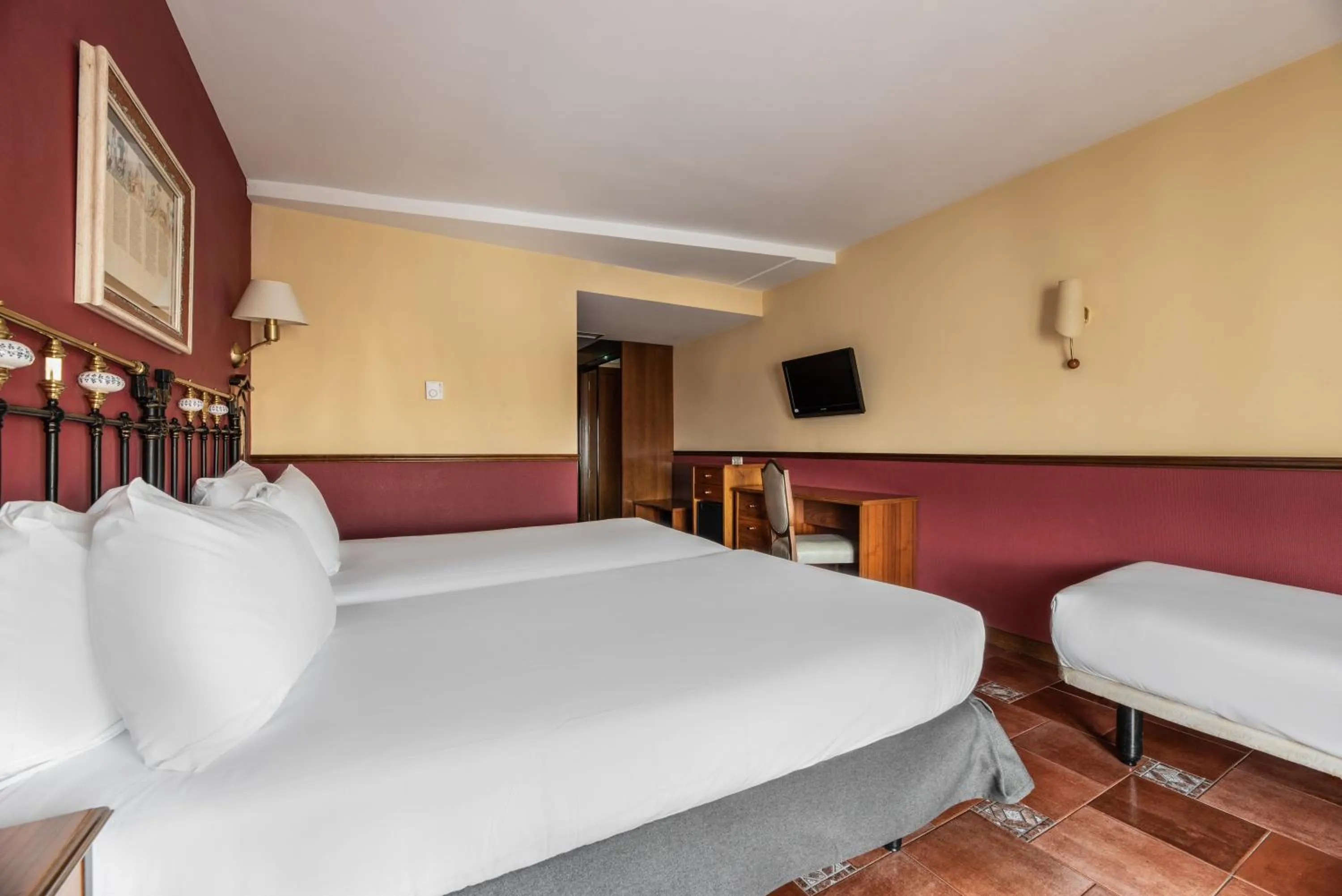 Photo of the whole room, Bed in Crisol Mesón del Cid