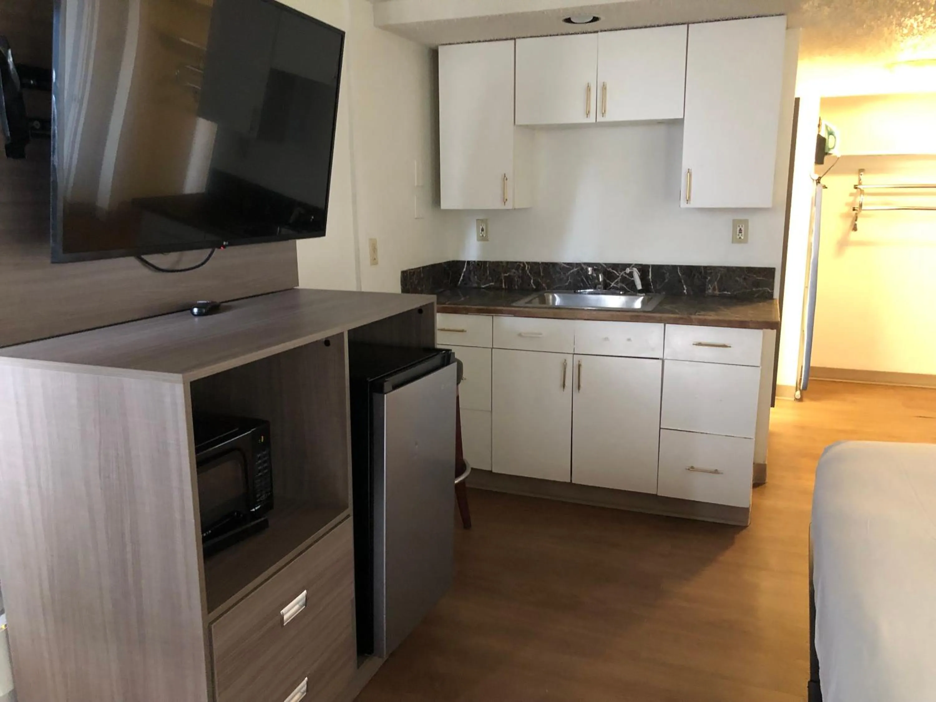 TV and multimedia in Inn at the Highland Denver Downtown