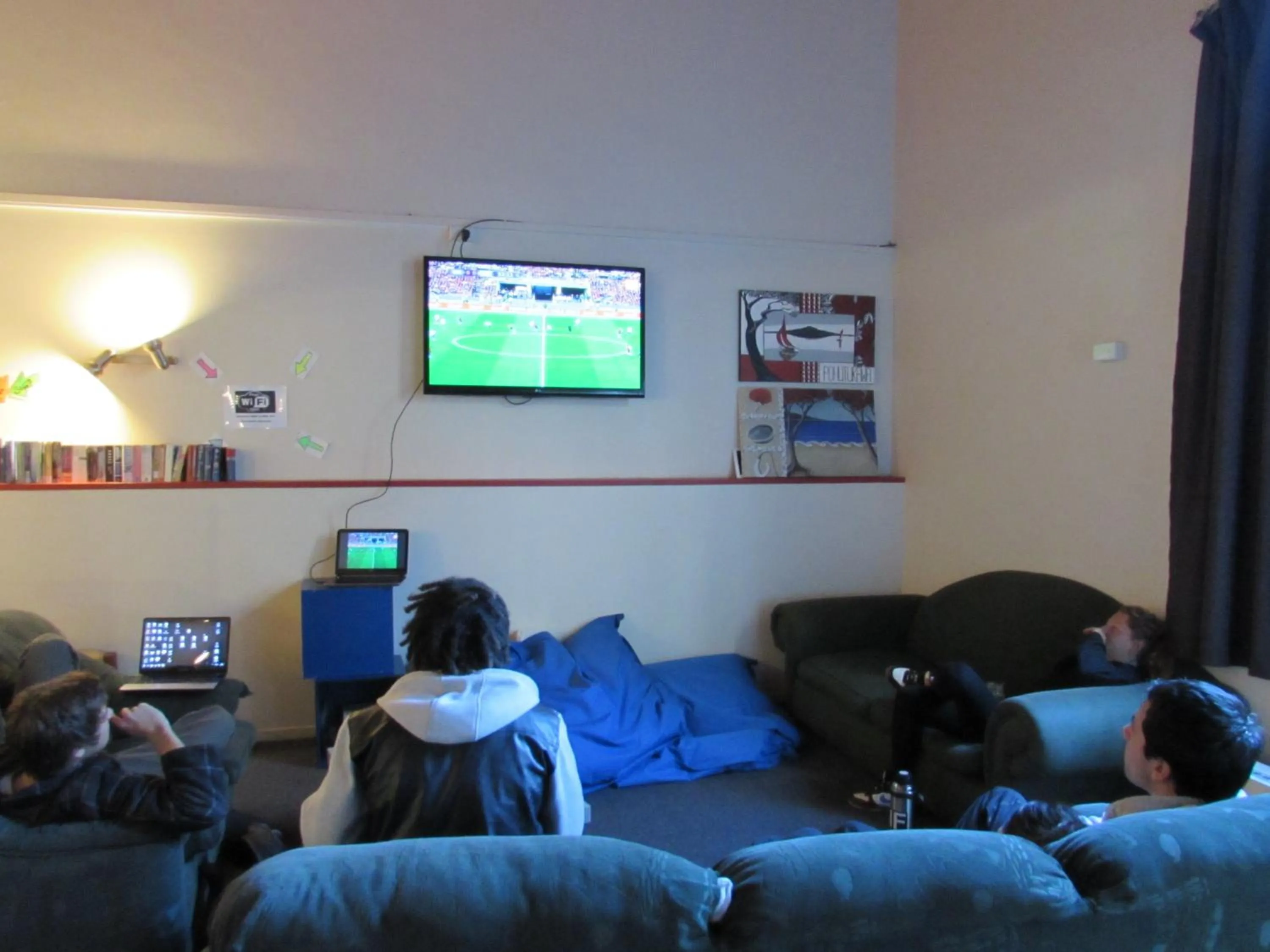 Communal lounge/ TV room in Rotorua Downtown Backpackers