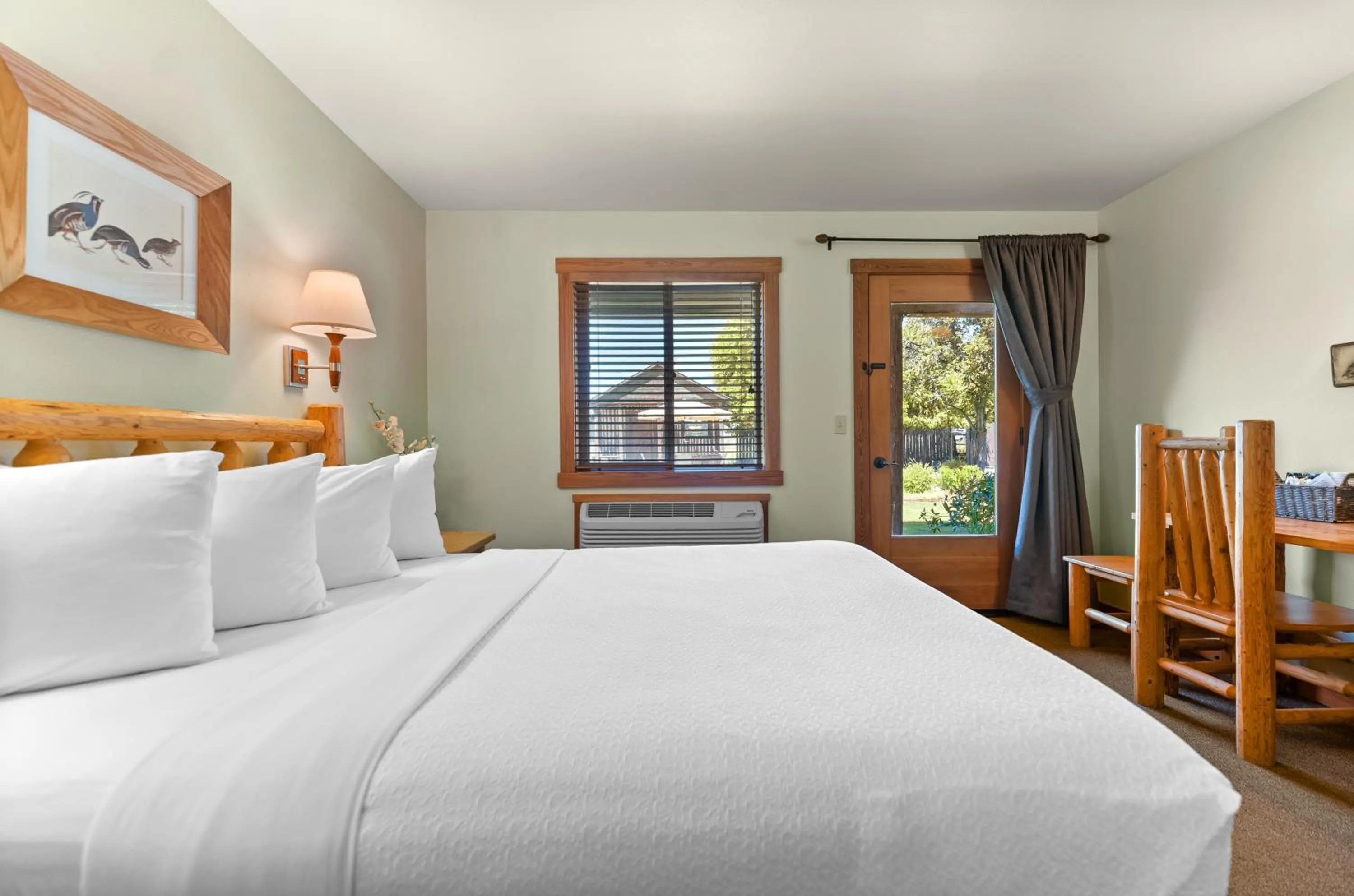 Bed in Mt Gardner Inn