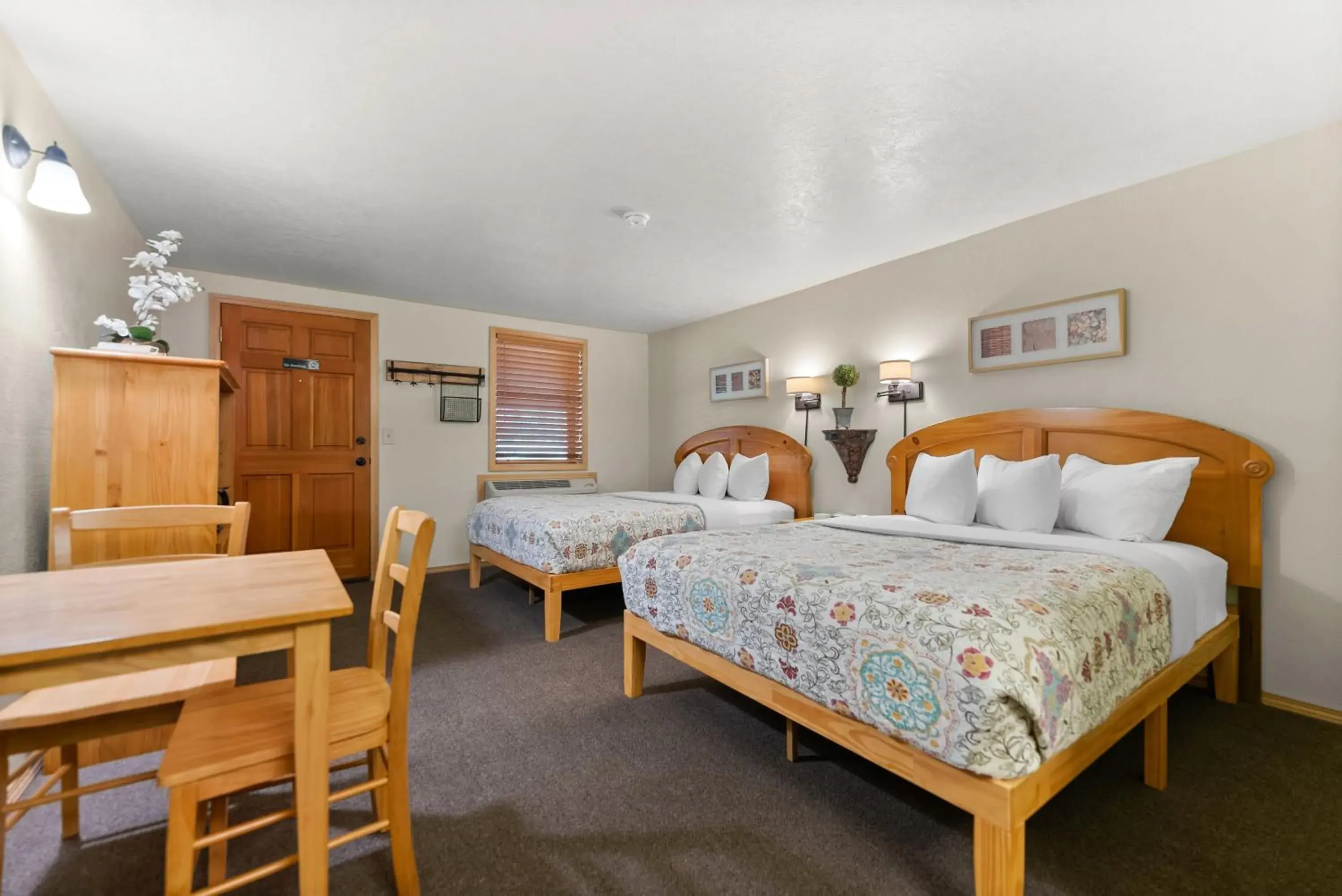 Budget Queen Room with Two Queen Beds in Mt Gardner Inn Budget Queen Room with Two Queen Beds in Mt Gardner Inn