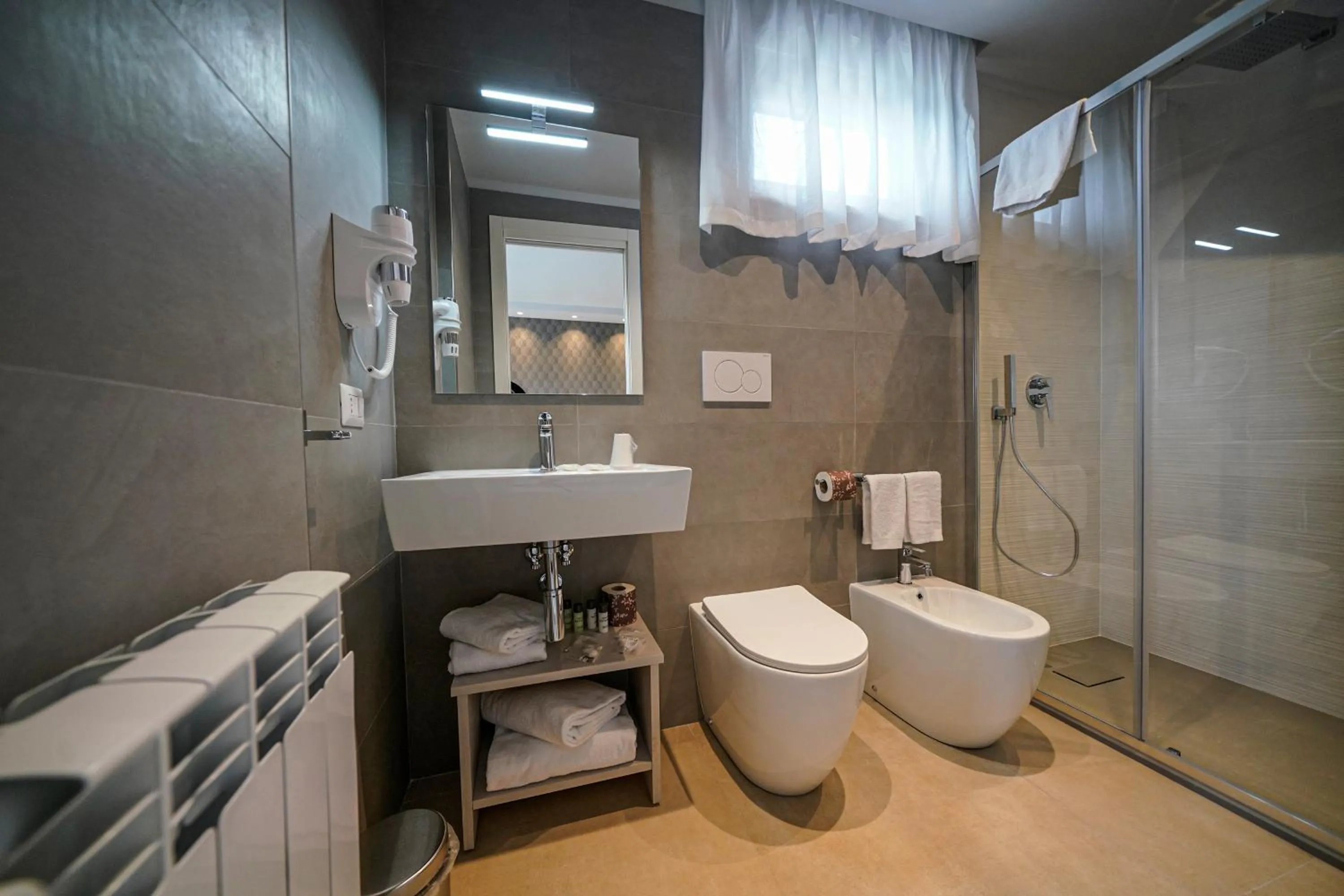 Shower in Hotel Valle del Fiora