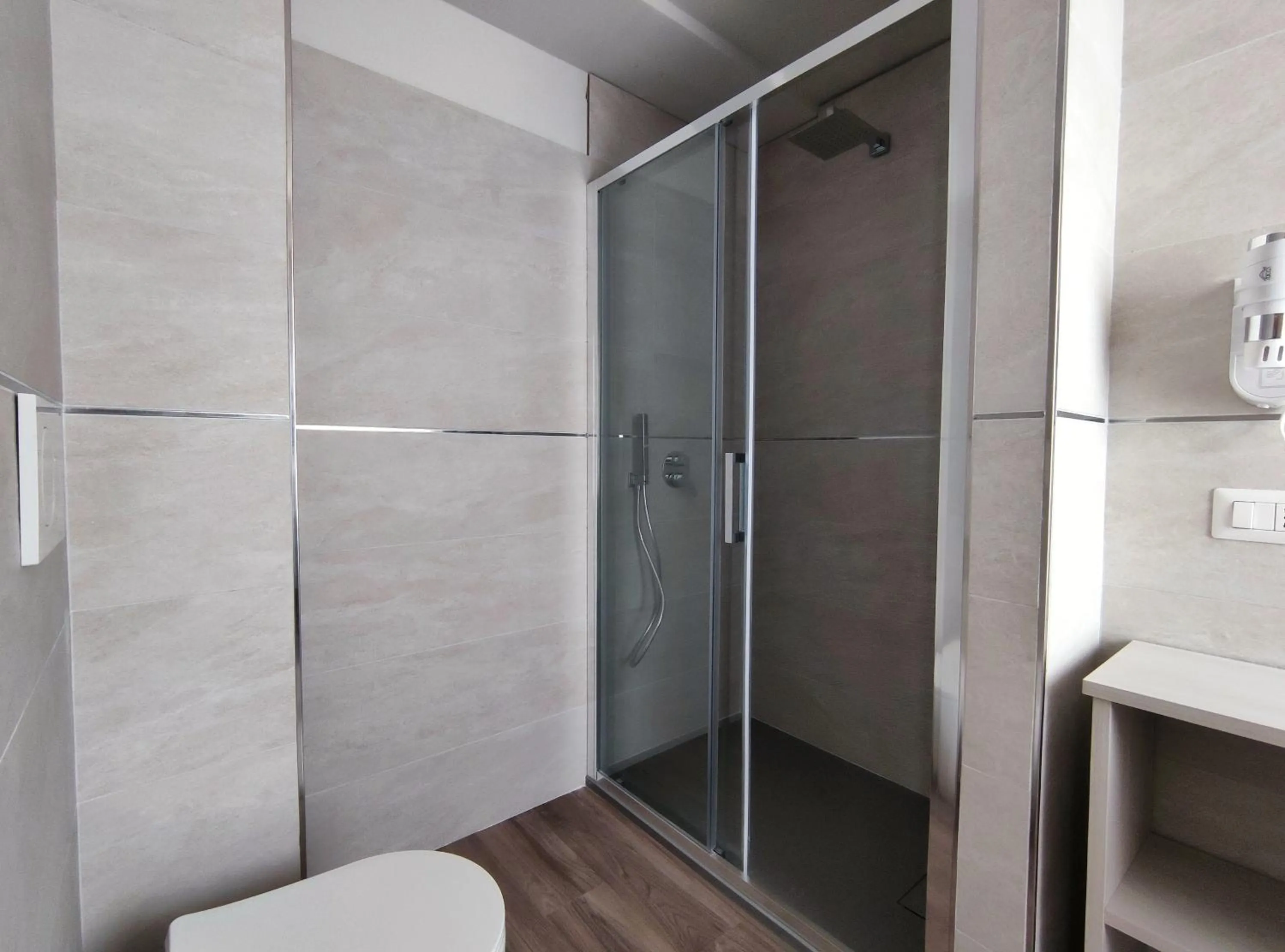 Shower in Hotel Valle del Fiora