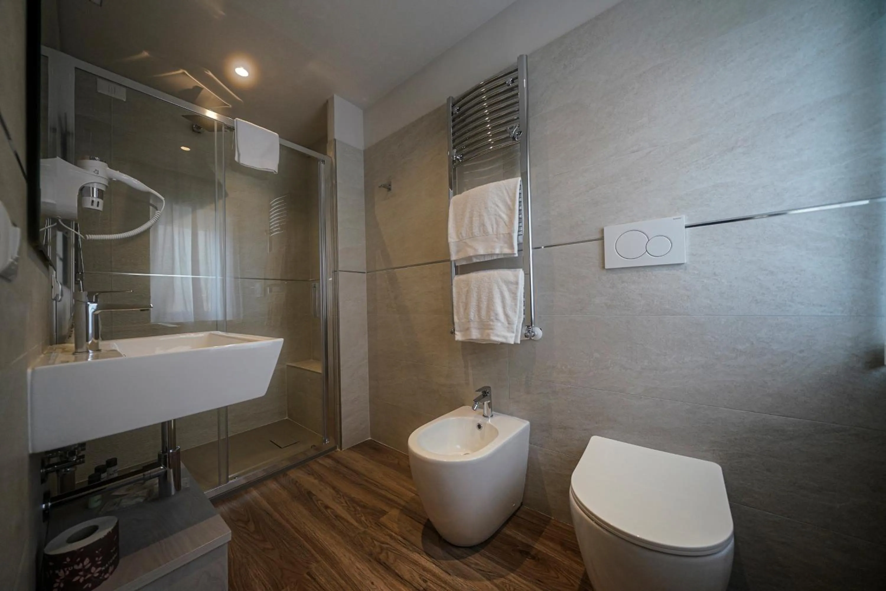 Shower in Hotel Valle del Fiora