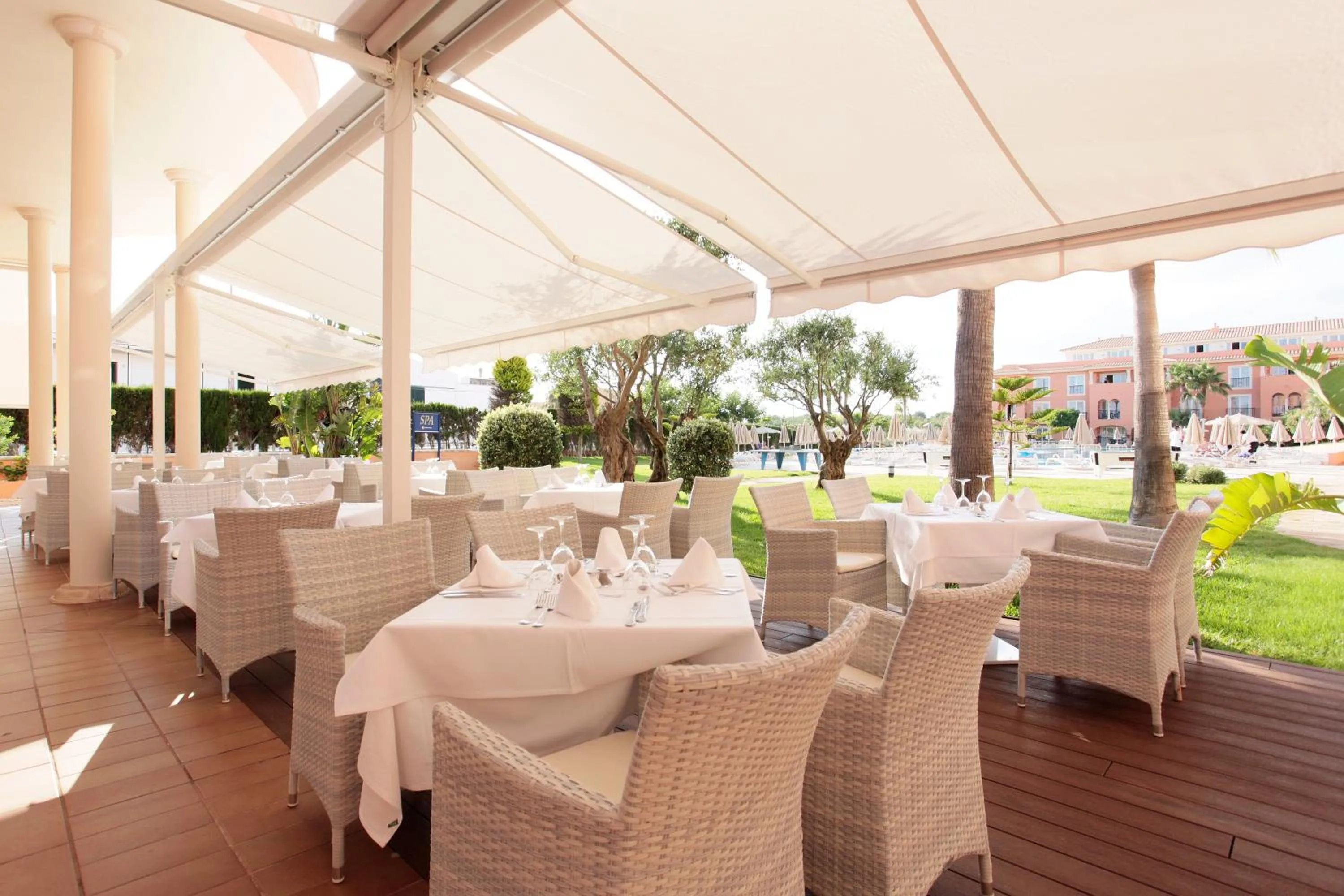 Restaurant/places to eat in Grupotel Macarella Suites & Spa