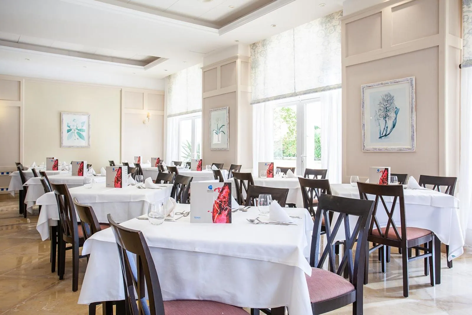 Restaurant/places to eat in Grupotel Macarella Suites & Spa