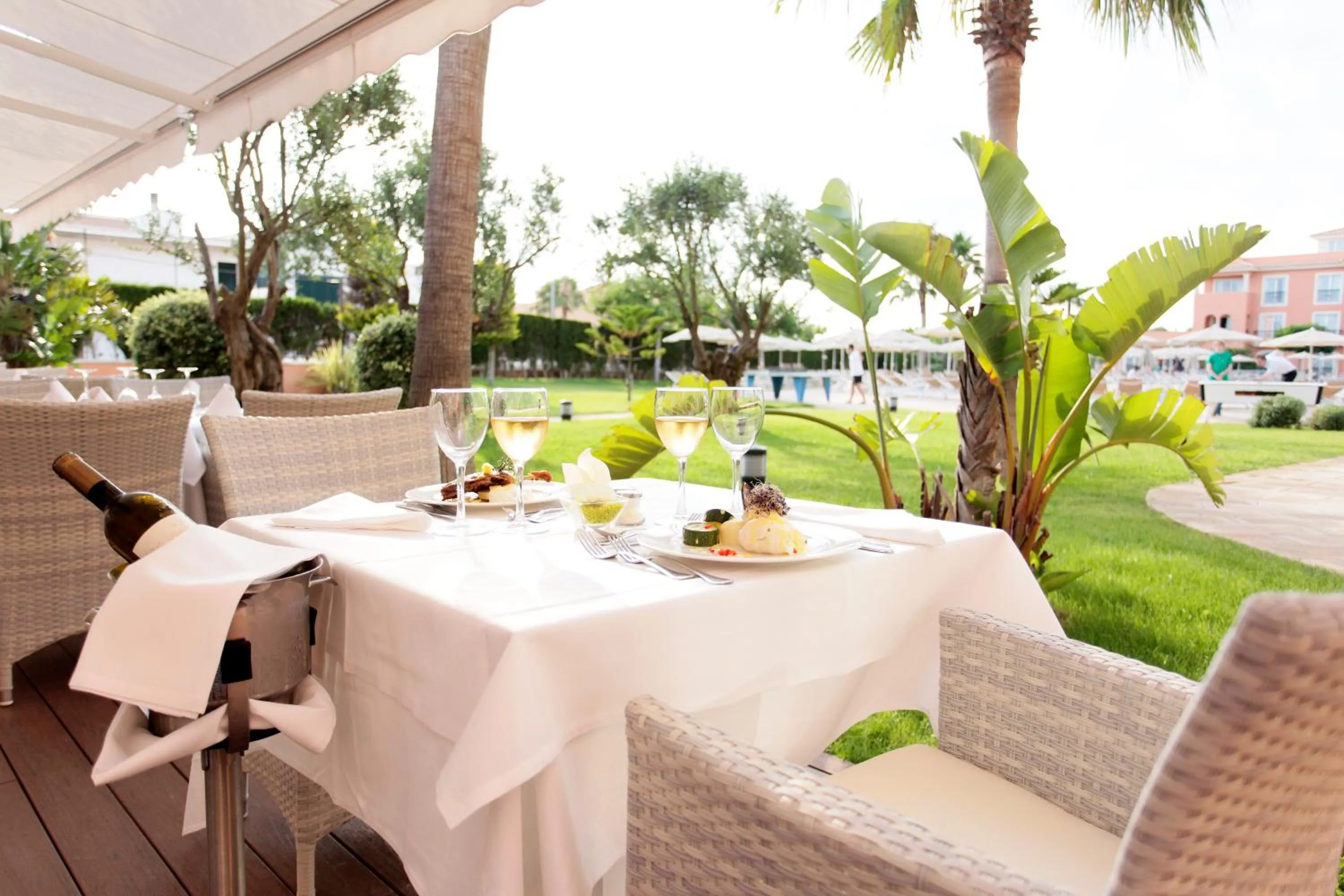 Restaurant/places to eat in Grupotel Macarella Suites & Spa