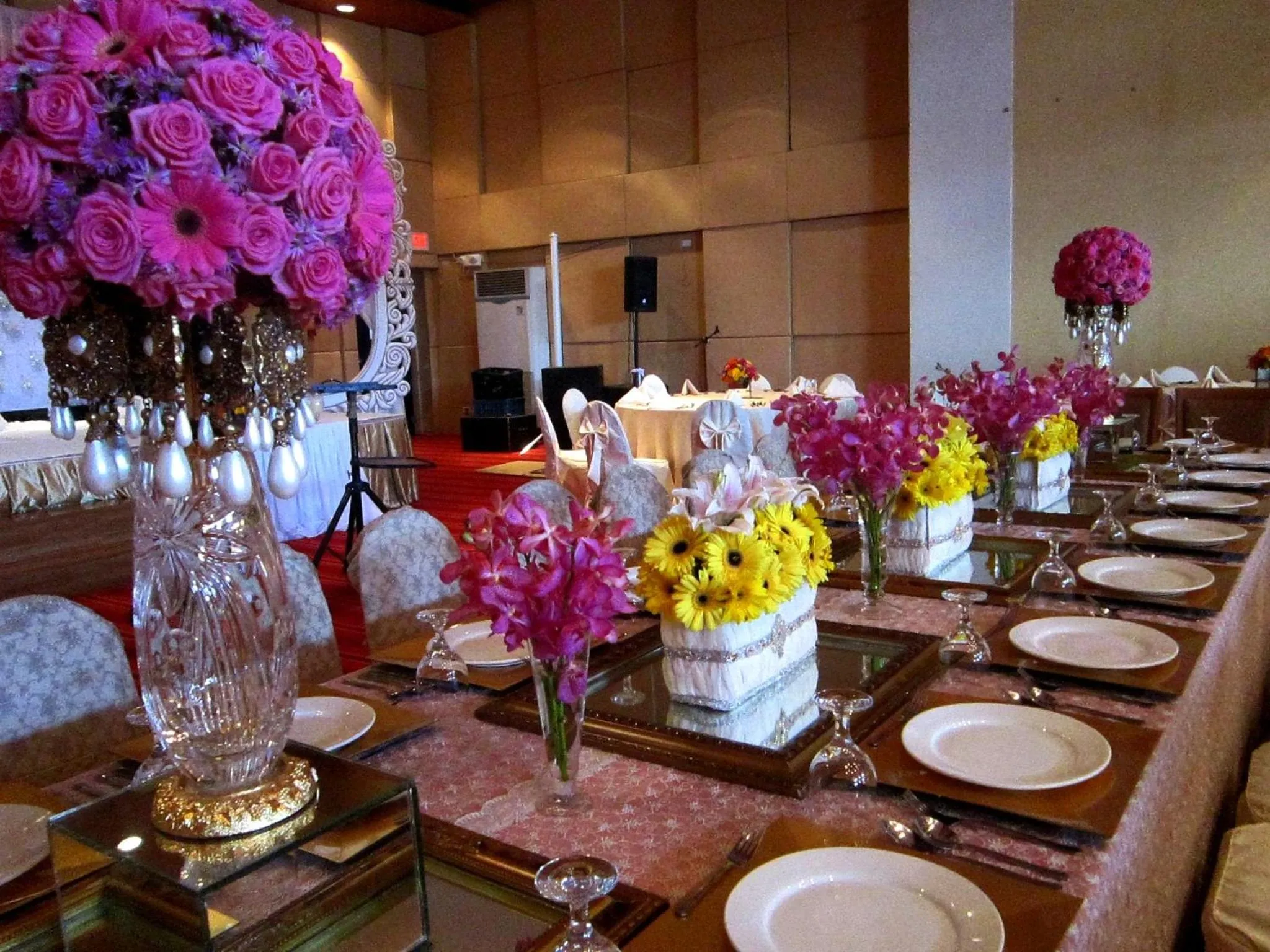 Restaurant/places to eat in The Pinnacle Hotel and Suites