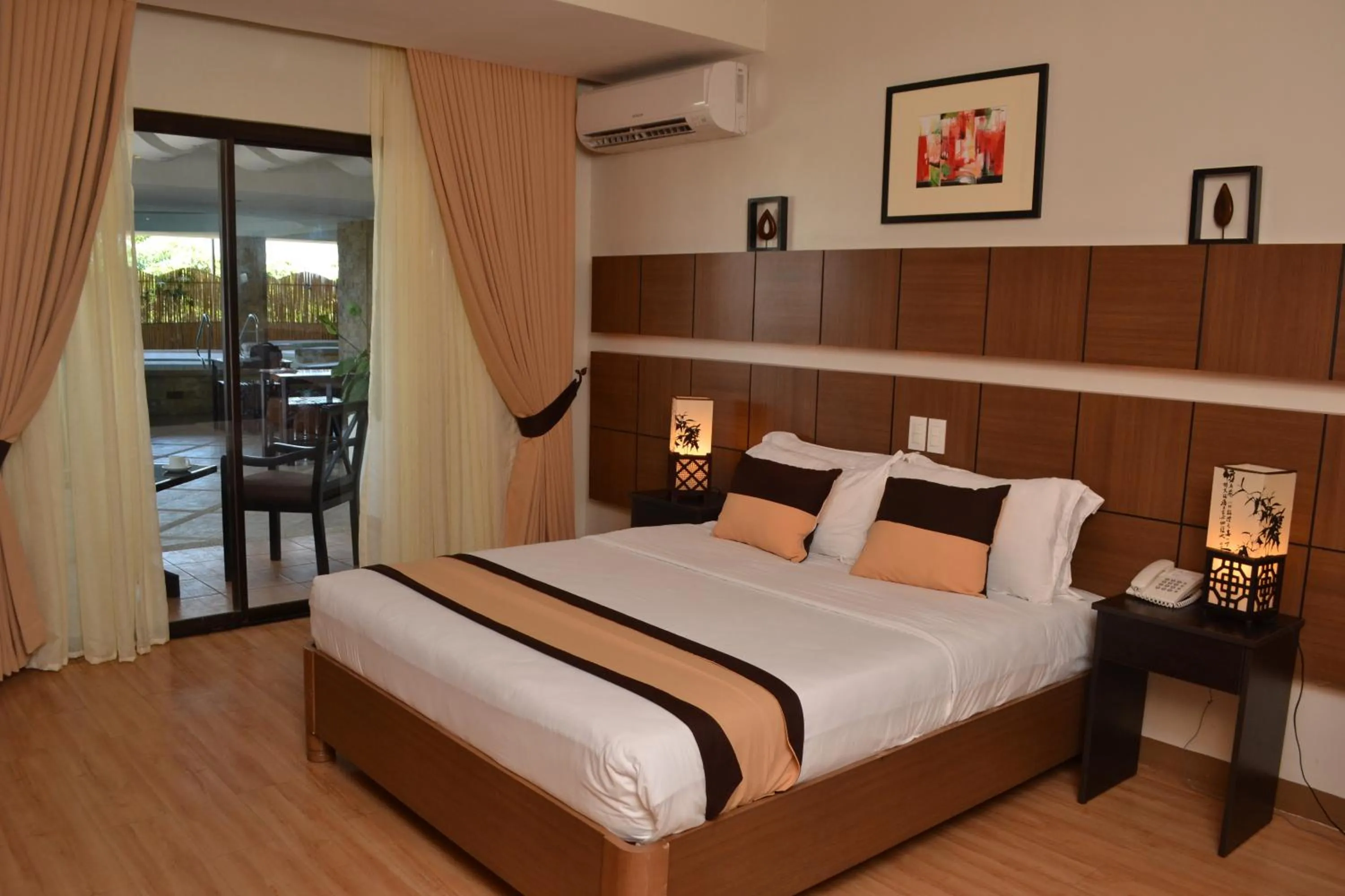 Photo of the whole room, Bed in The Pinnacle Hotel and Suites