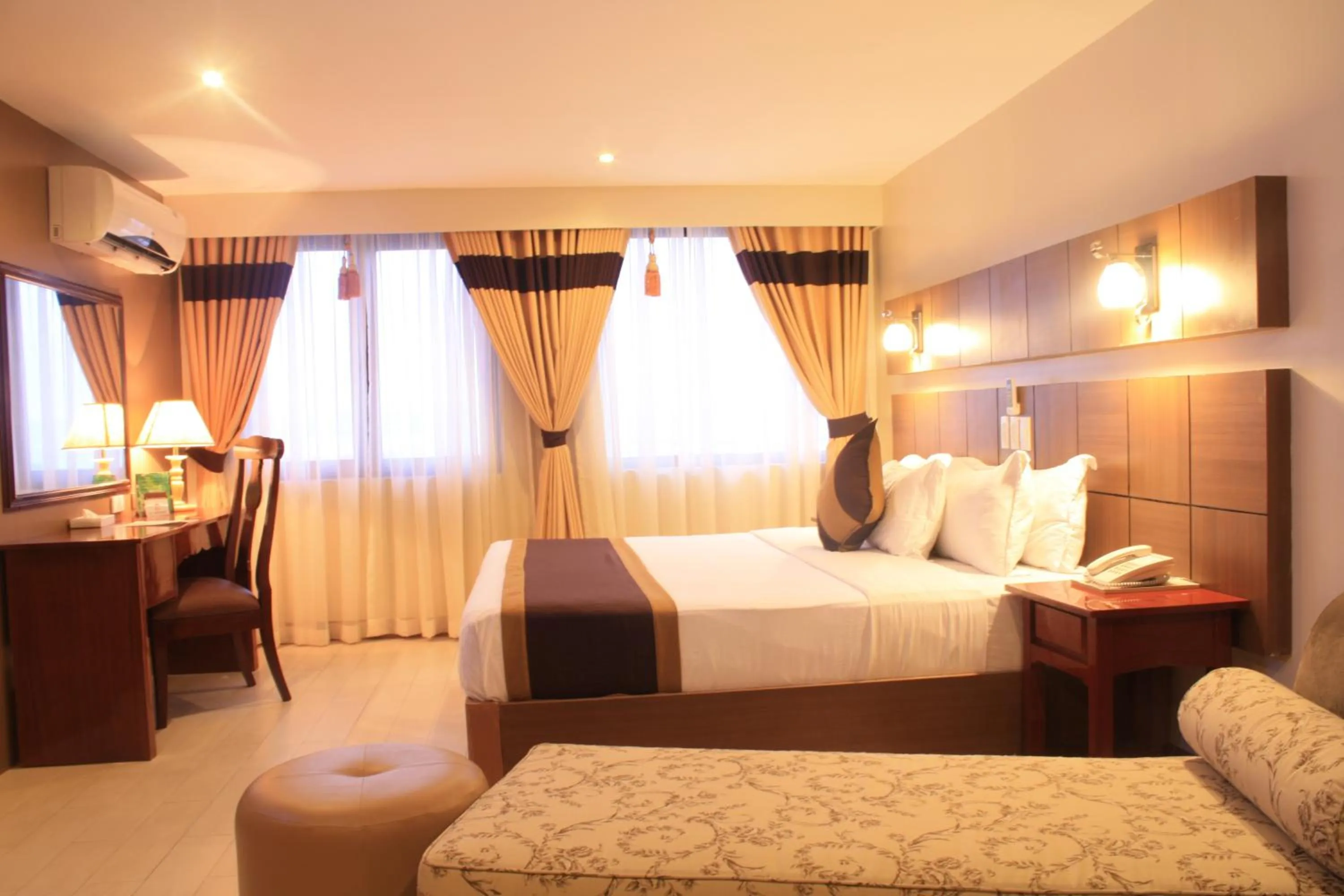 Bed in The Pinnacle Hotel and Suites