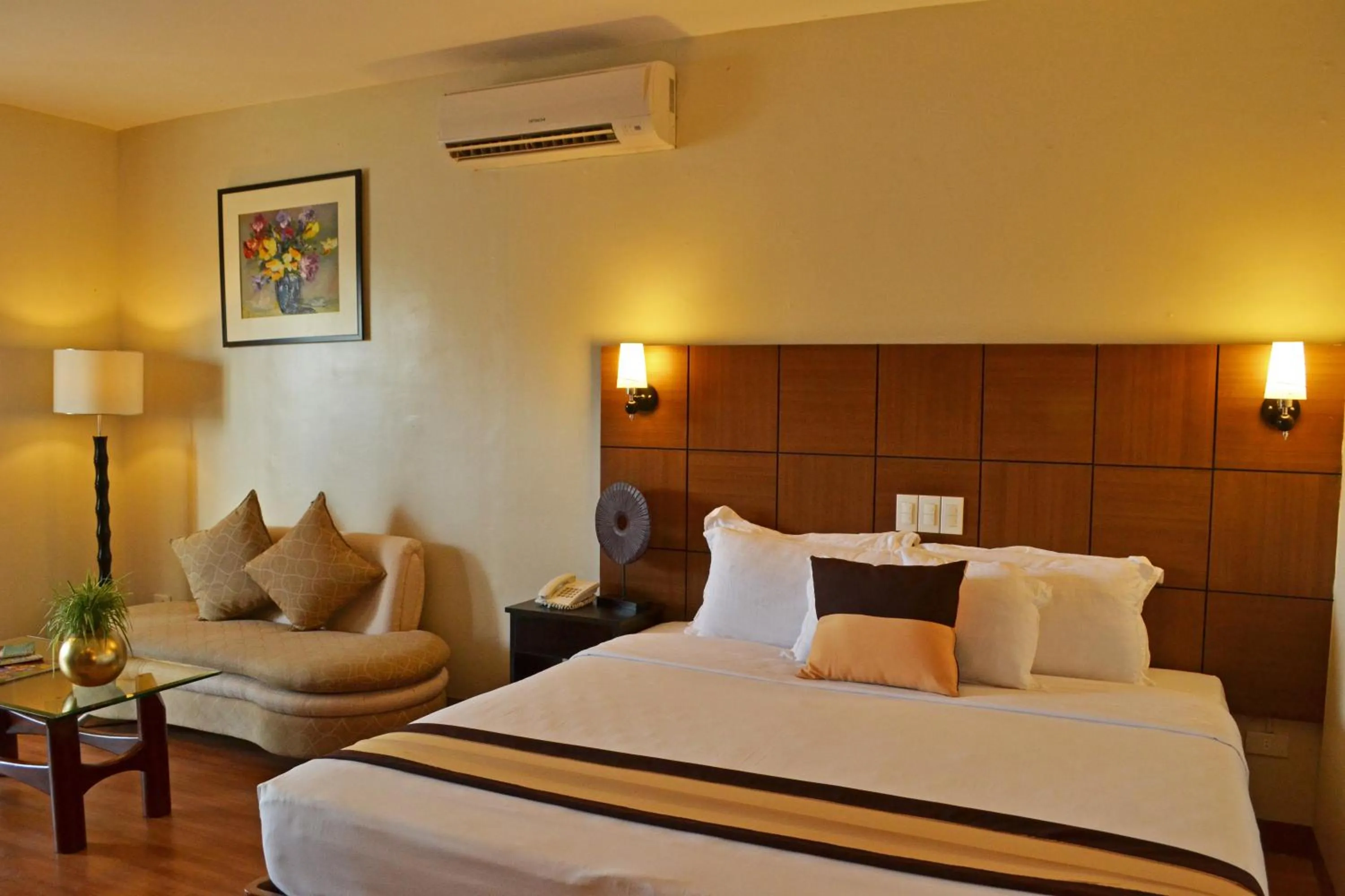 Bed in The Pinnacle Hotel and Suites