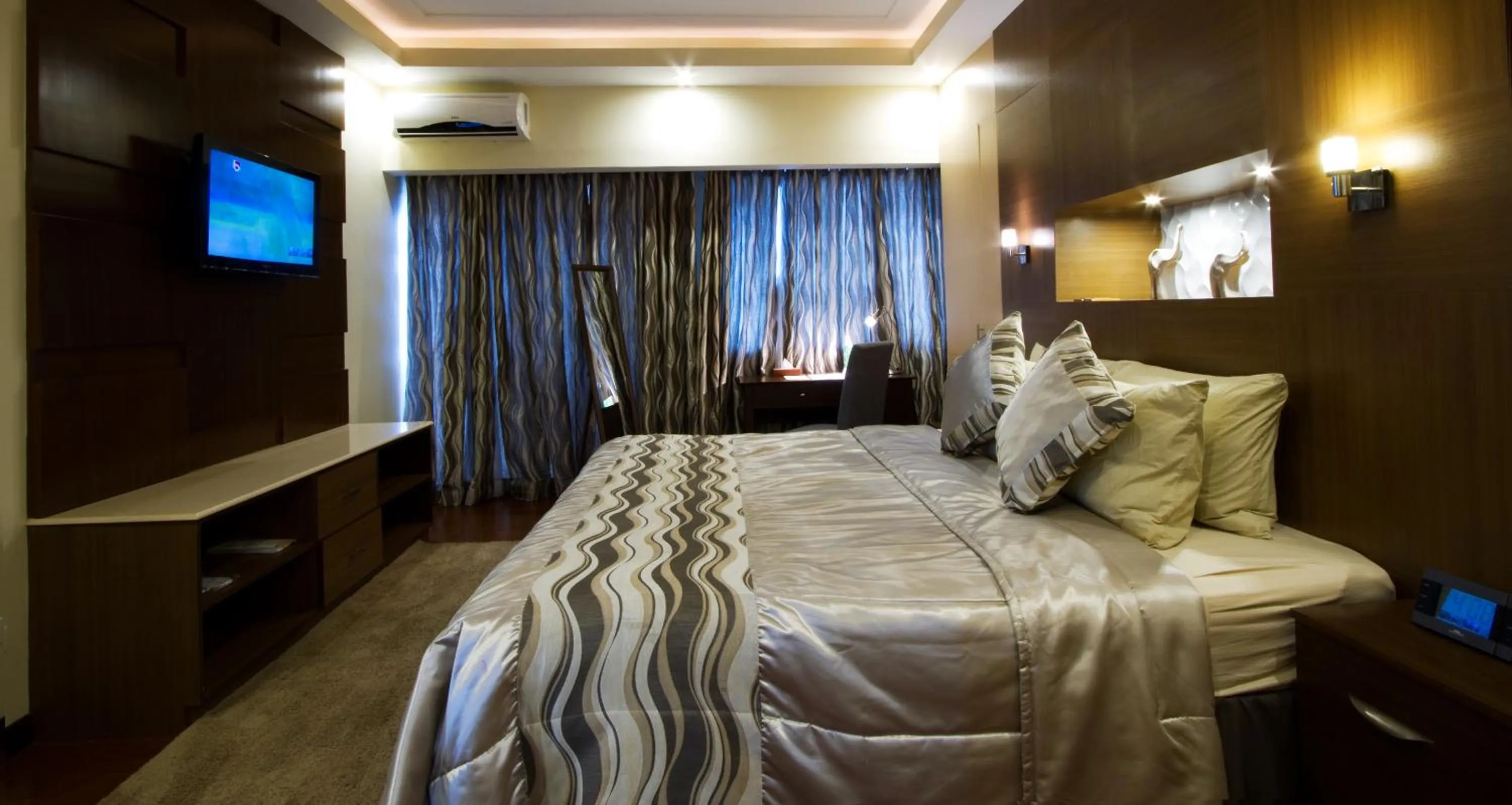 Photo of the whole room, Bed in The Pinnacle Hotel and Suites