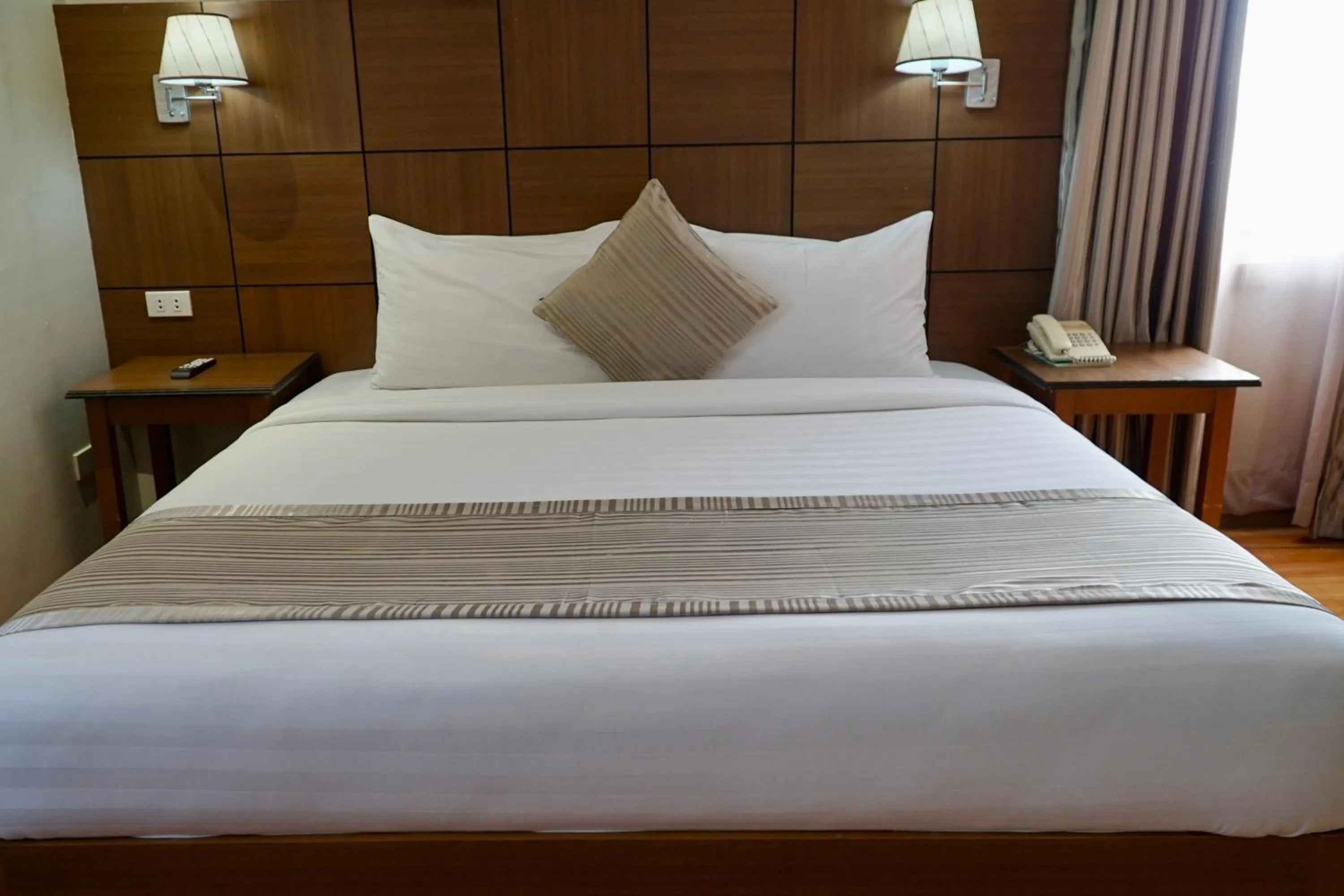 Bed in The Pinnacle Hotel and Suites