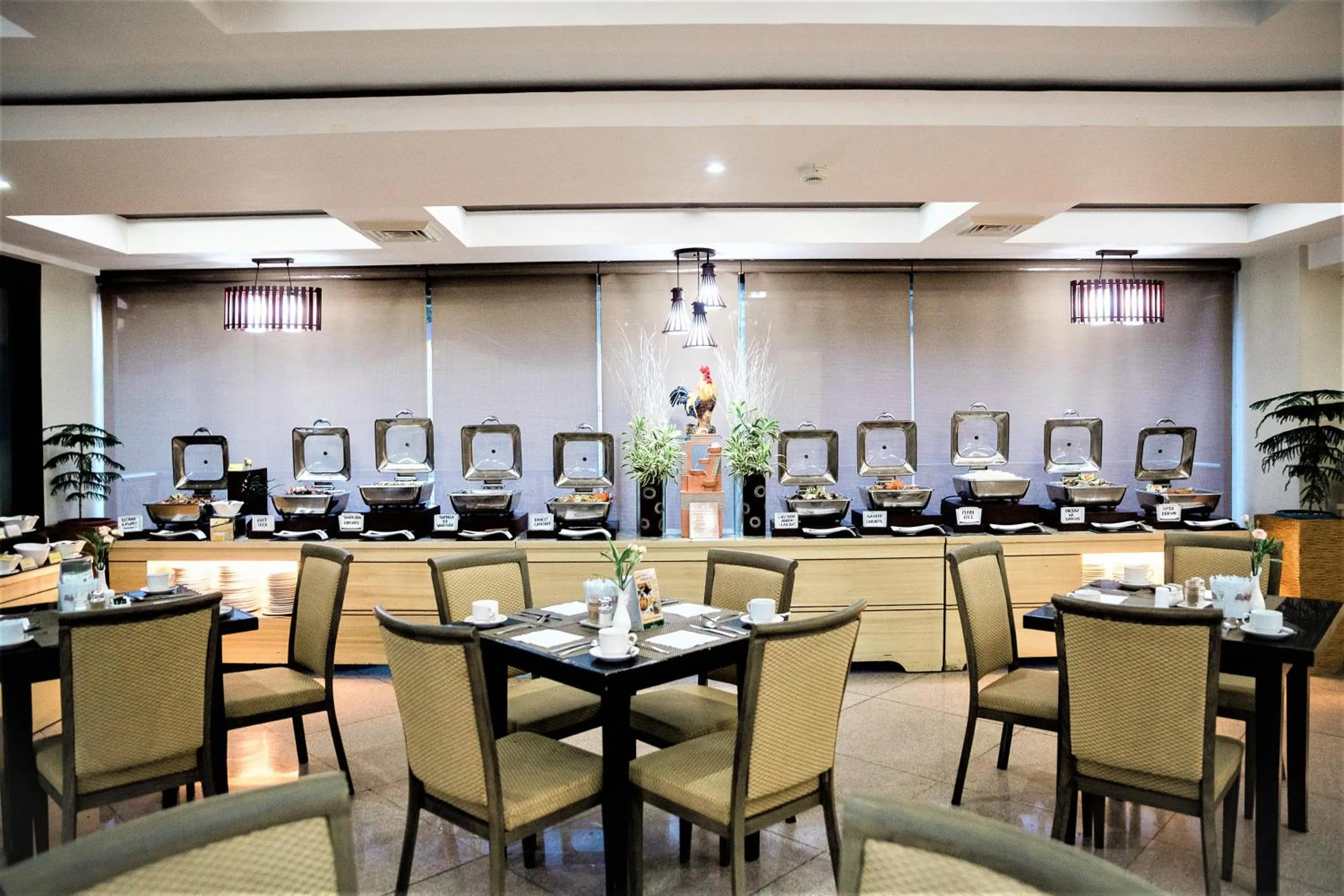 Restaurant/places to eat in The Pinnacle Hotel and Suites