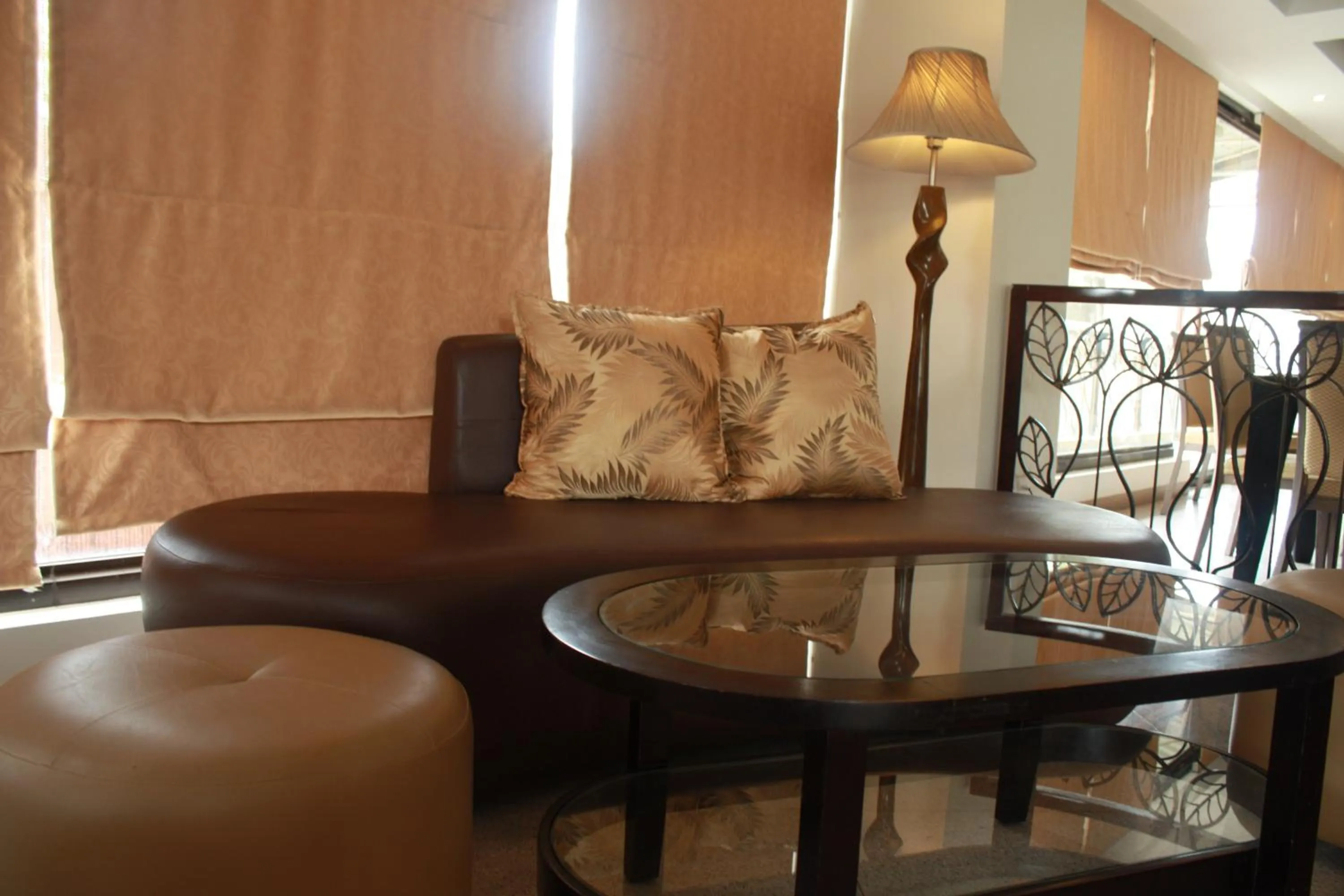 Lounge or bar in The Pinnacle Hotel and Suites