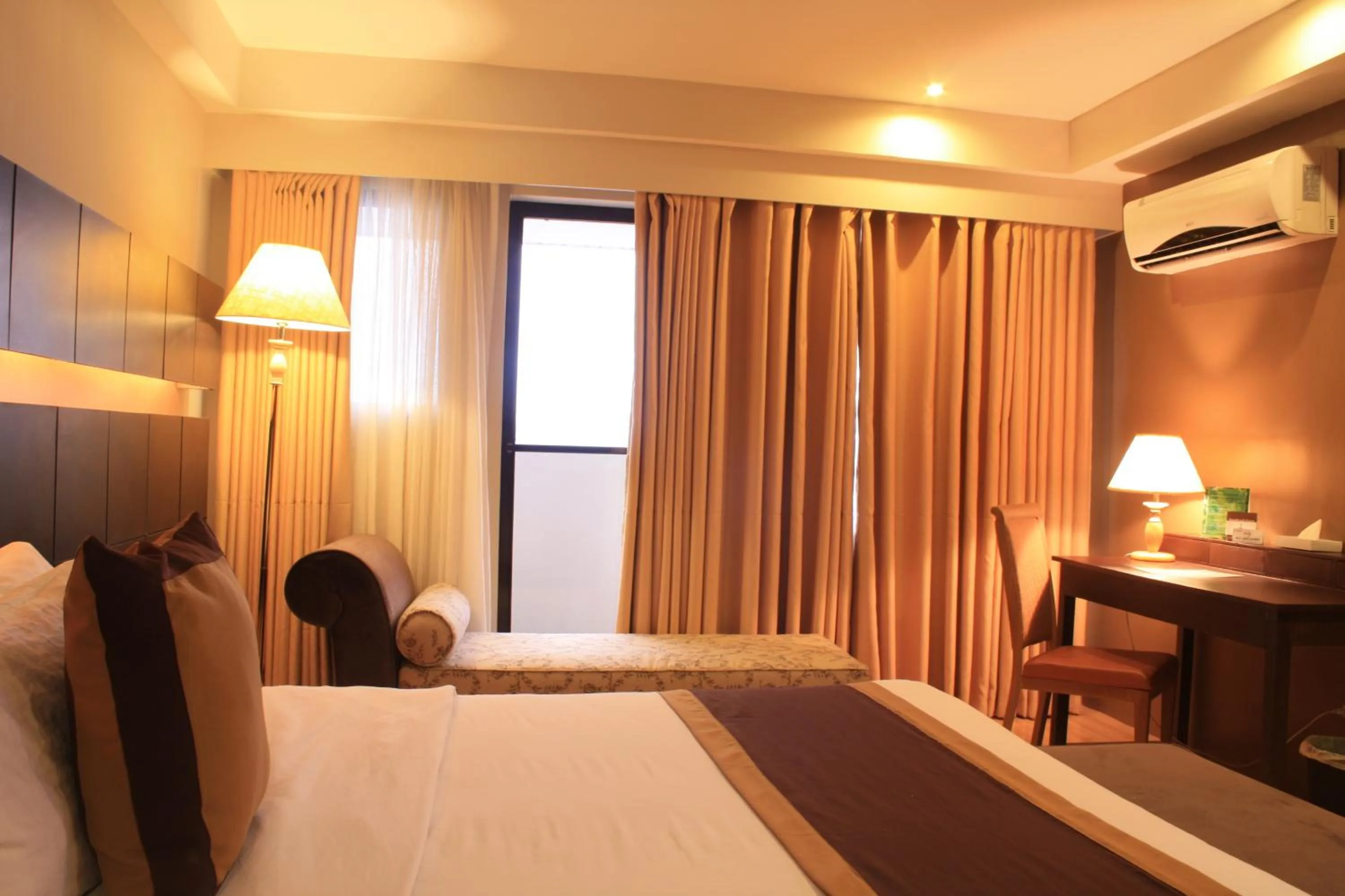 Bed in The Pinnacle Hotel and Suites