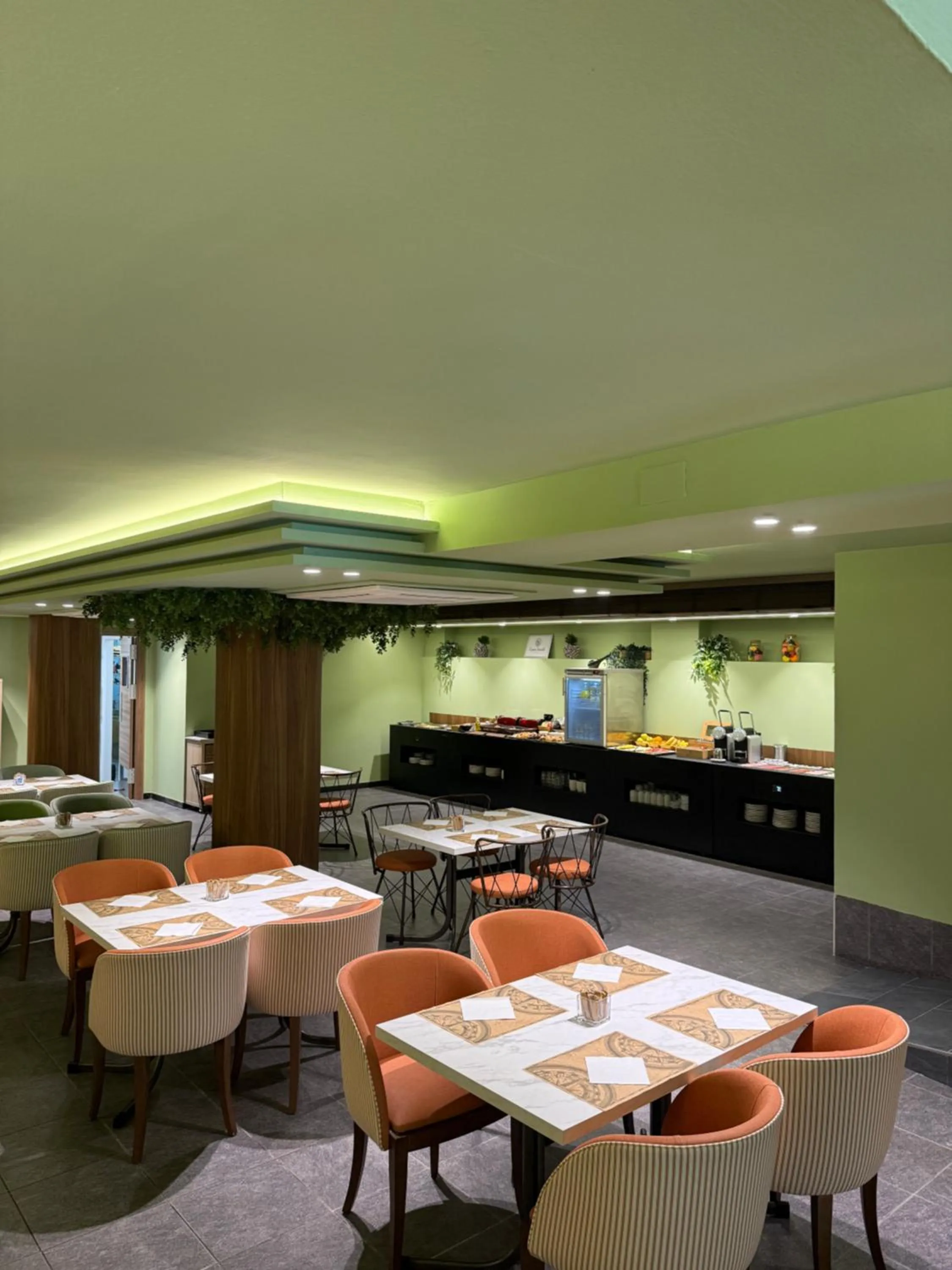 Restaurant/places to eat in Hotel Real