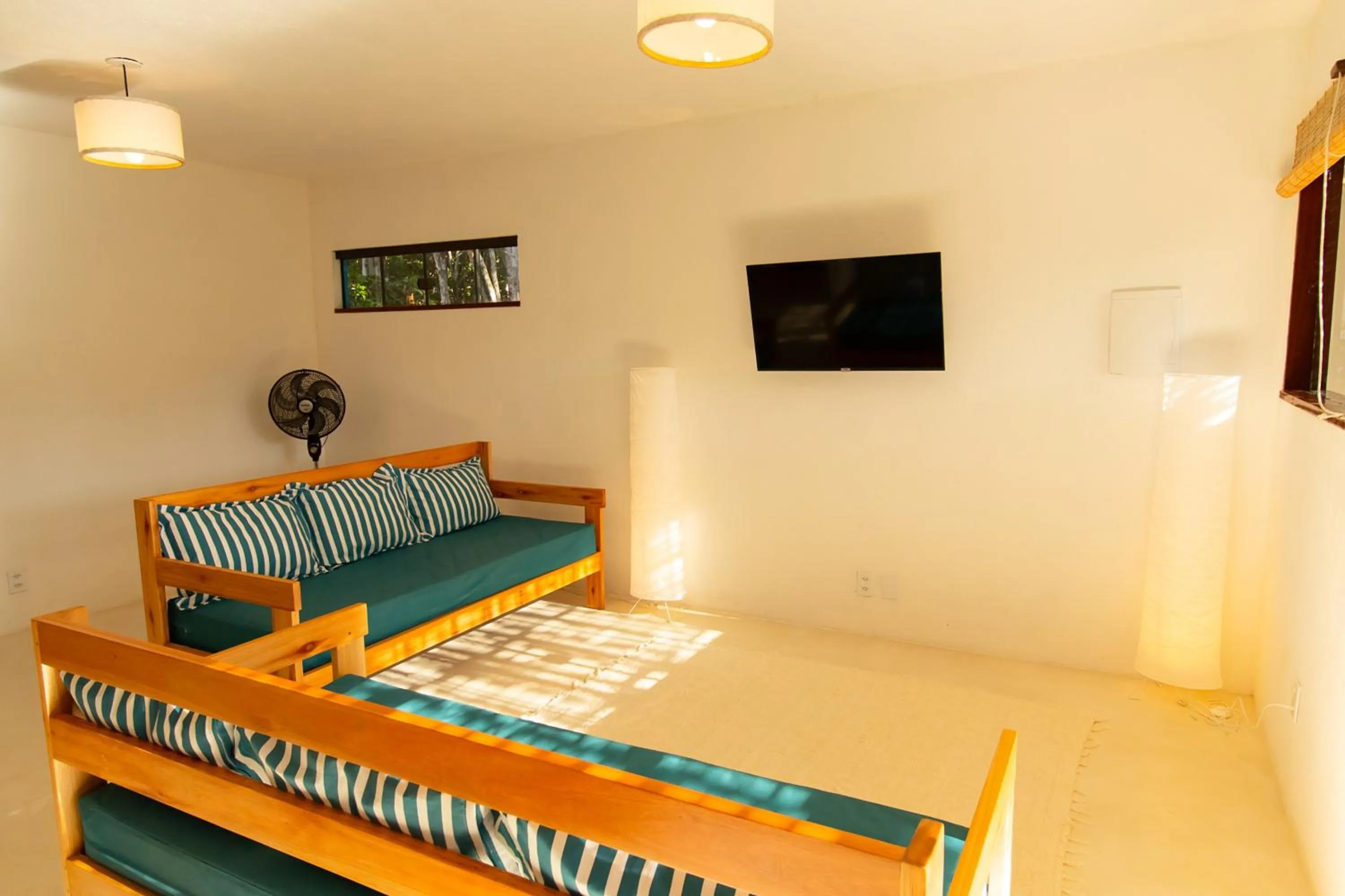 Communal lounge/ TV room, Bed in Vila Marina