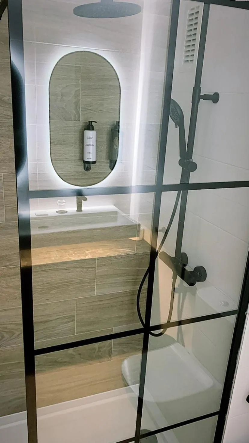 Shower in Aparthotel Los Girasoles