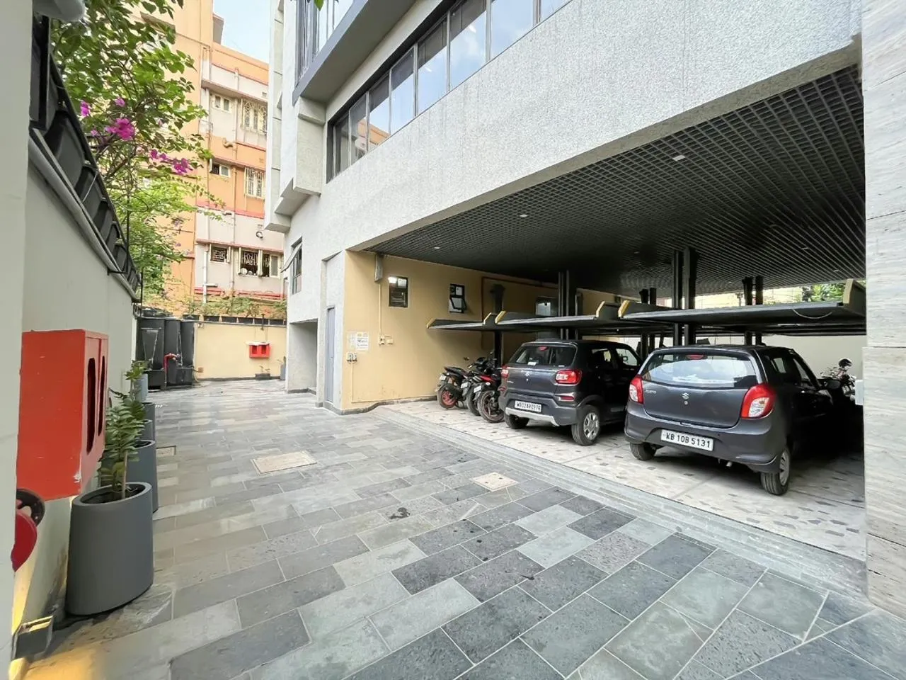 Parking in Morvee Hotels Alipore Kolkata