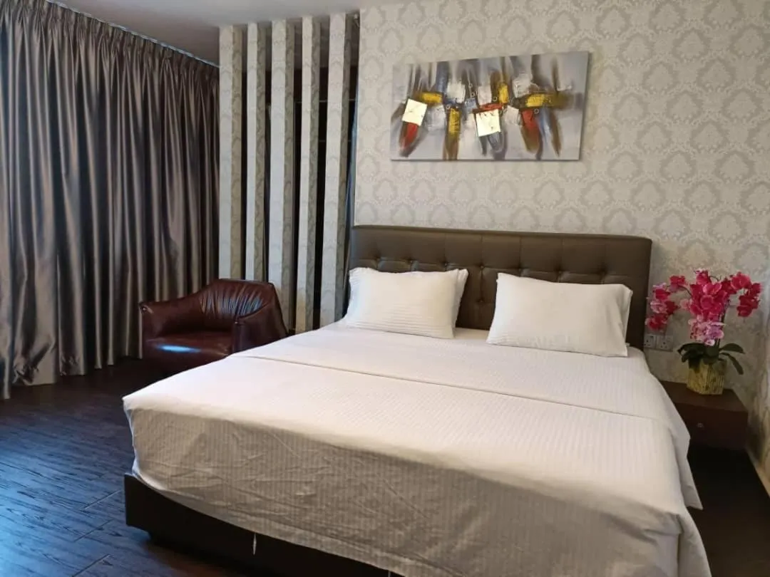 Bedroom, Bed in Raintree Boutique Hotel