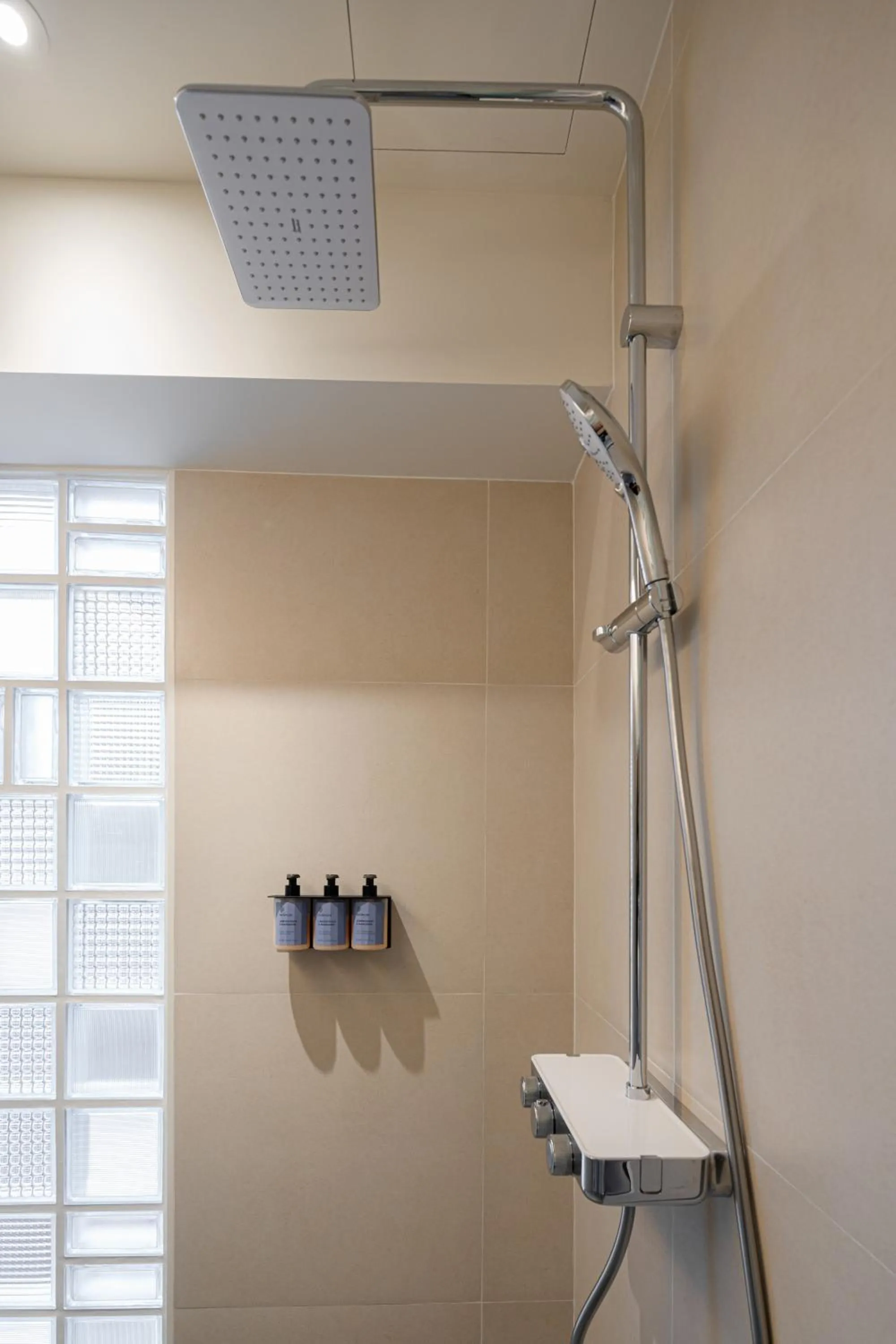 Shower in YANH Ratchawat Hotel