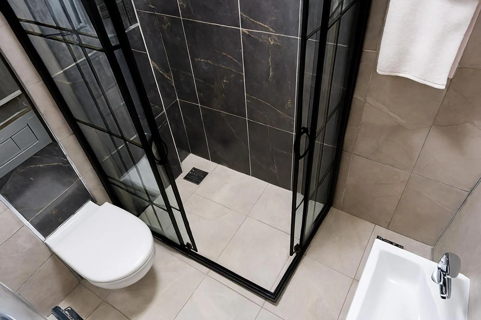 Shower in CALENBERG HOTEL