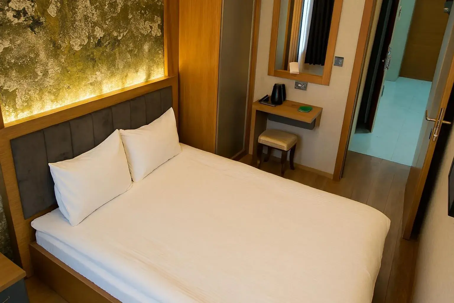 Budget Double Room in CALENBERG HOTEL Budget Double Room in CALENBERG HOTEL