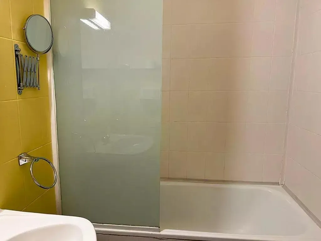 Bathroom in Apartamentos Solaris 3000