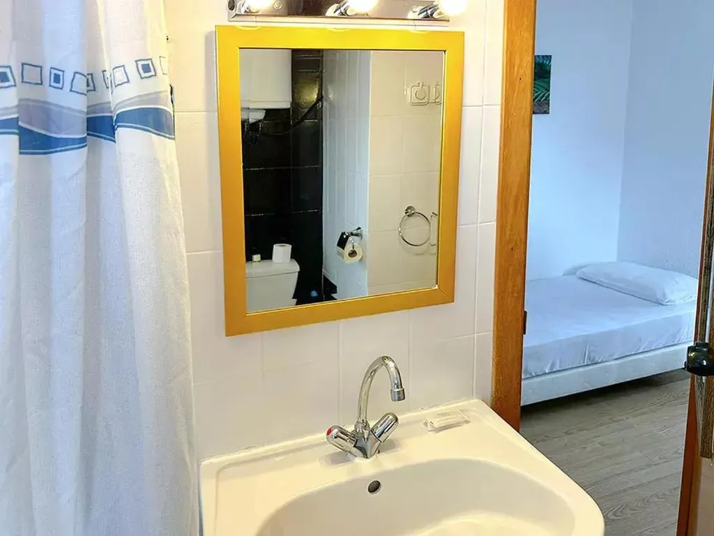 Bathroom, Bed in Apartamentos Solaris 3000