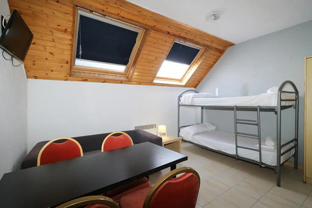 Dining area, Bed in Apartamentos Solaris 3000