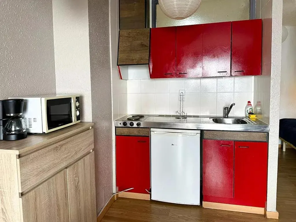 Kitchen or kitchenette in Apartamentos Solaris 3000