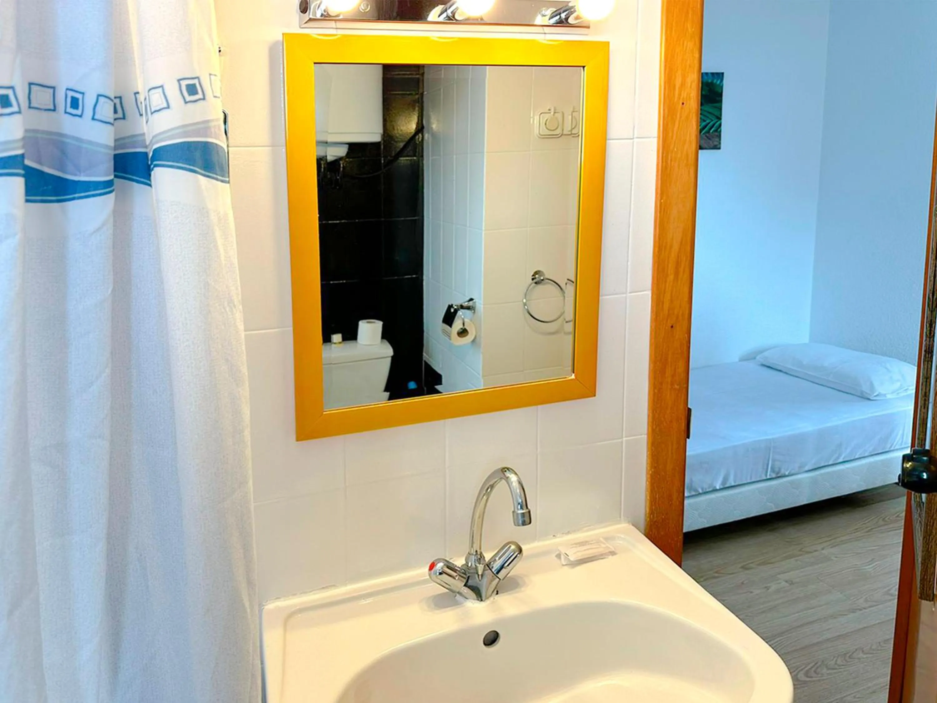 Bathroom, Bed in Apartamentos Solaris 3000