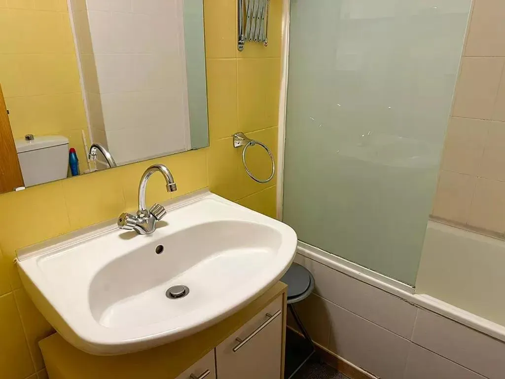 Bathroom in Apartamentos Solaris 3000