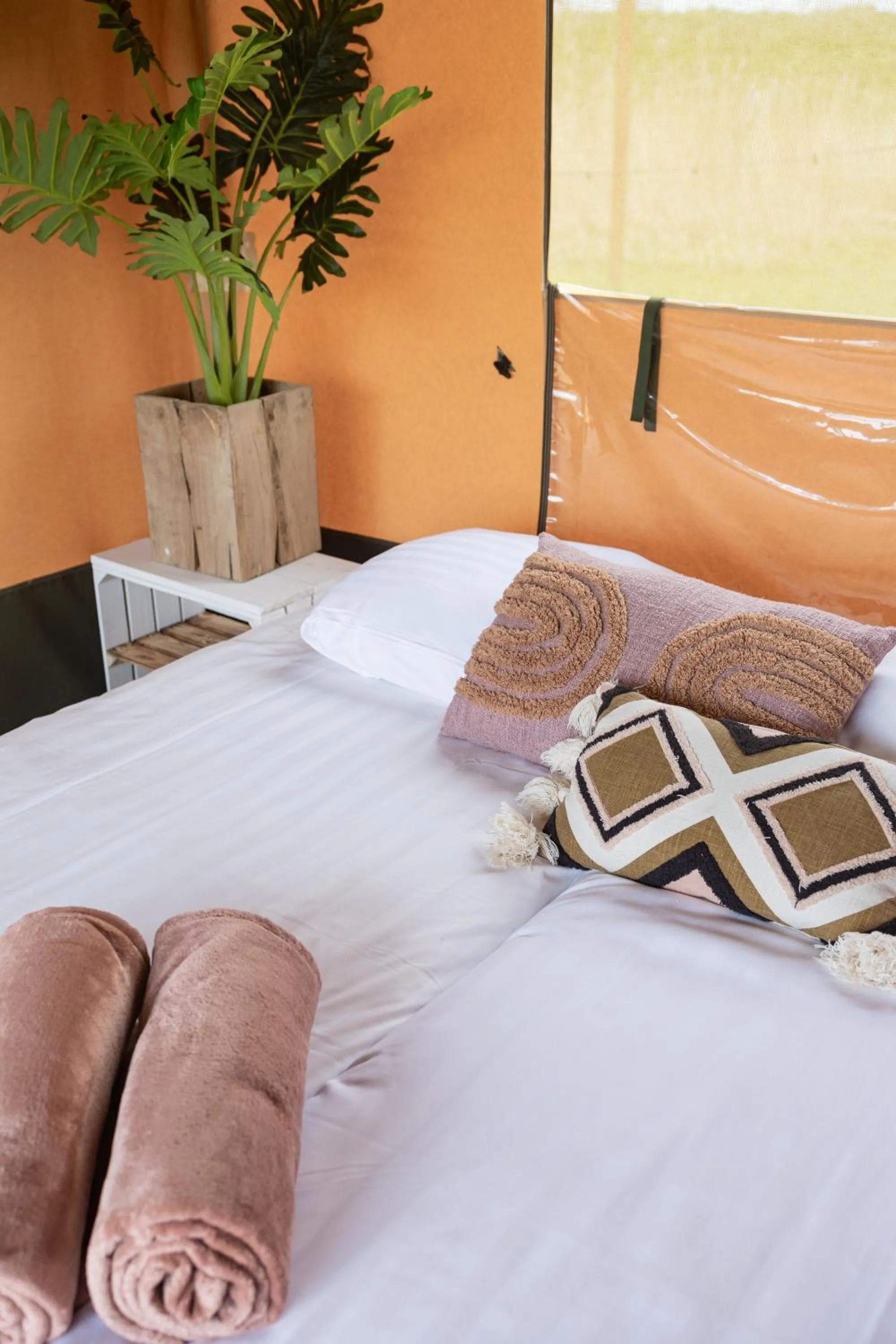 Bedroom, Bed in TinyParks Cast Away