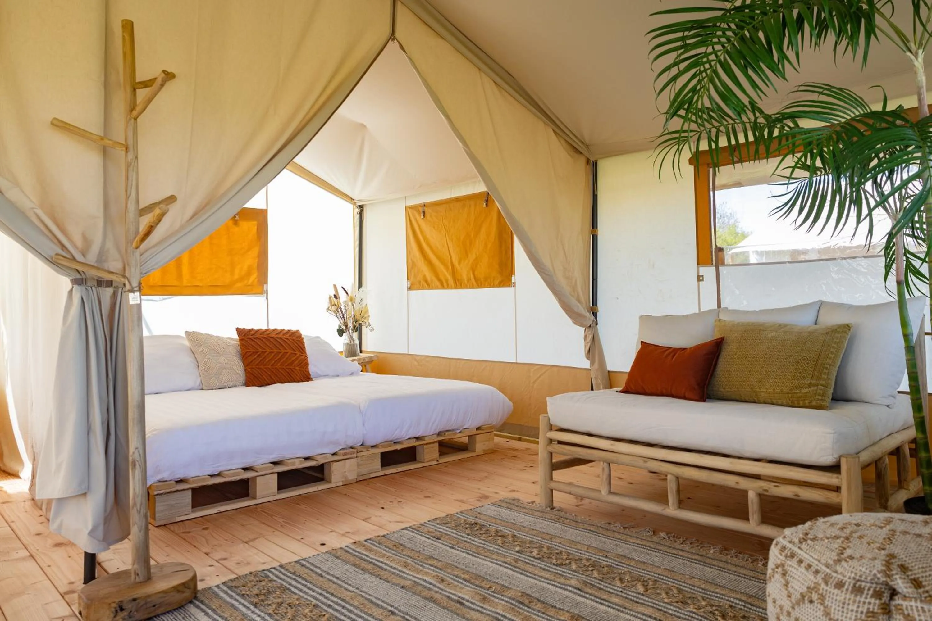 Photo of the whole room, Bed in TinyParks Cast Away