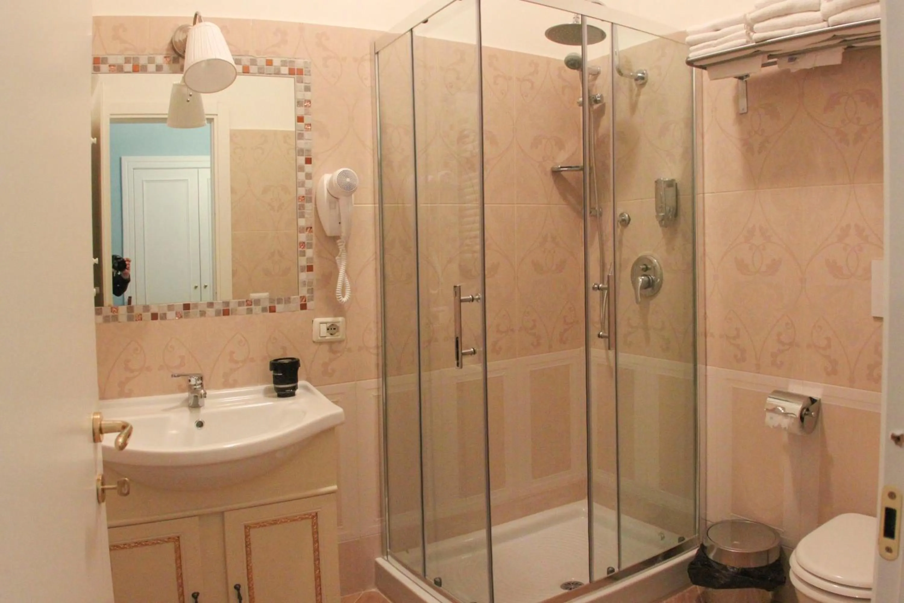 Shower in La Reggia dei Principi