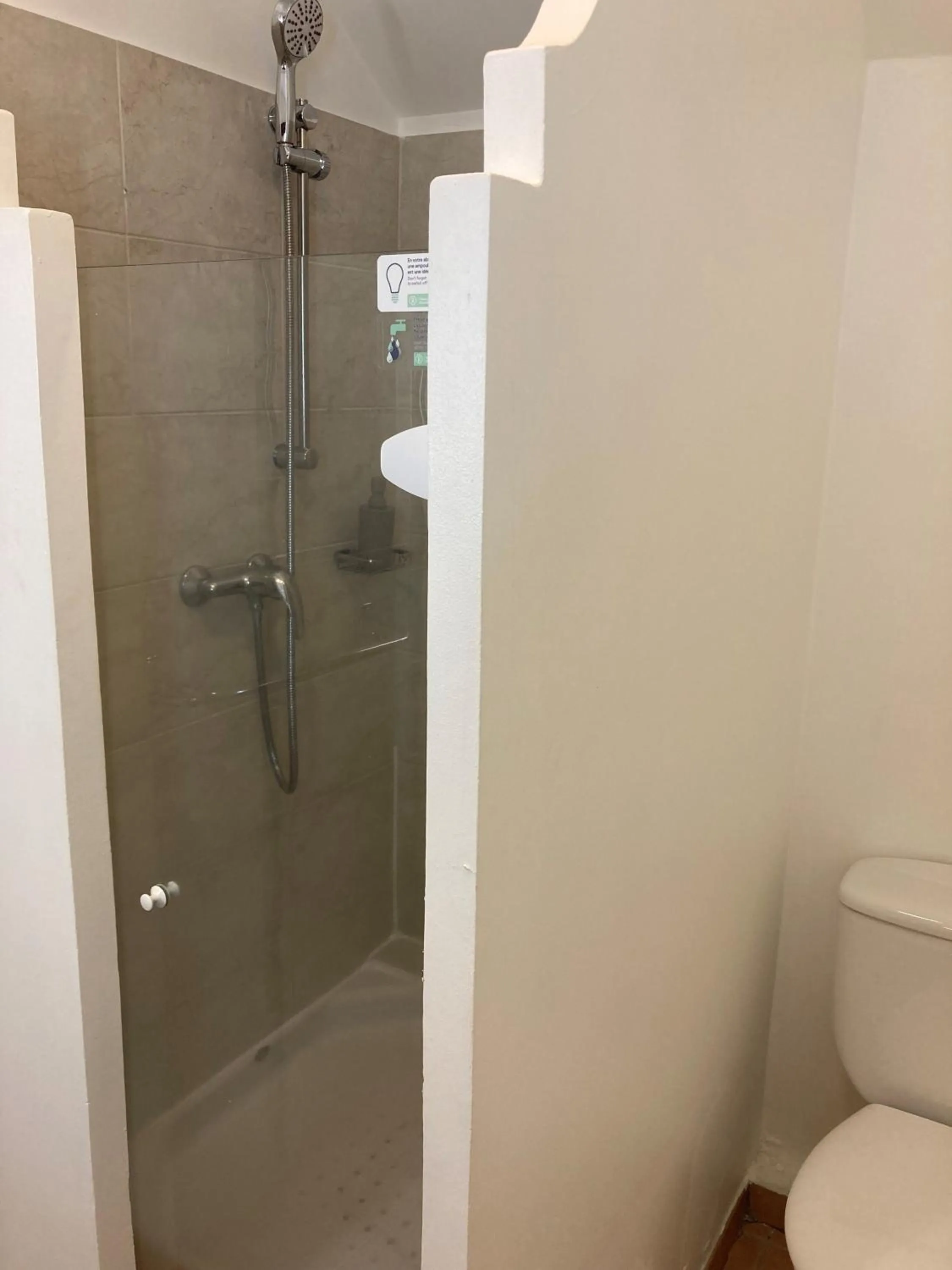 Shower in SUPERBE STUDIO MARTINIQUE VUE ROCHER DU DIAMANT