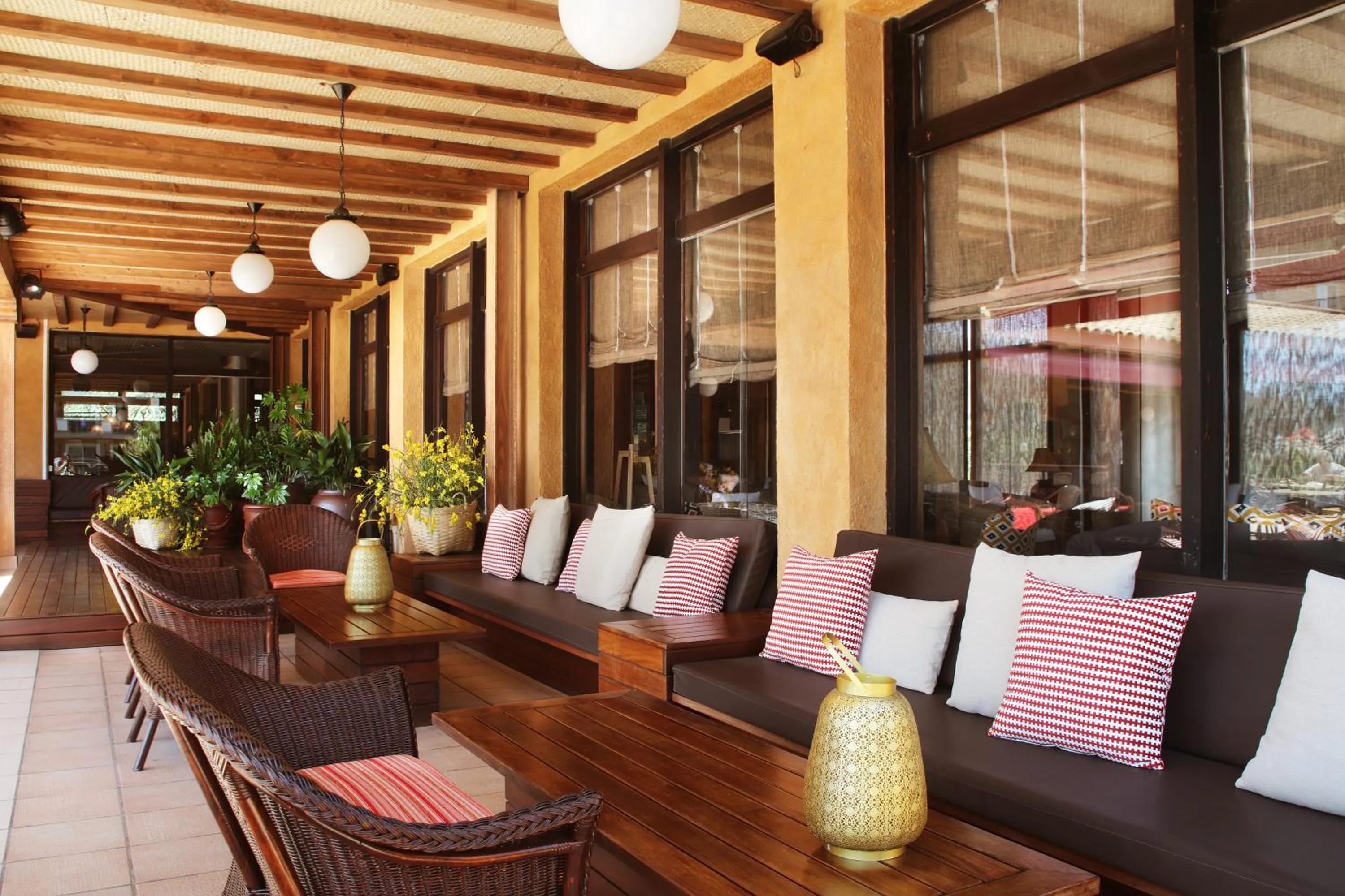 Communal lounge/ TV room in Luna Park Hotel Yoga & Spa