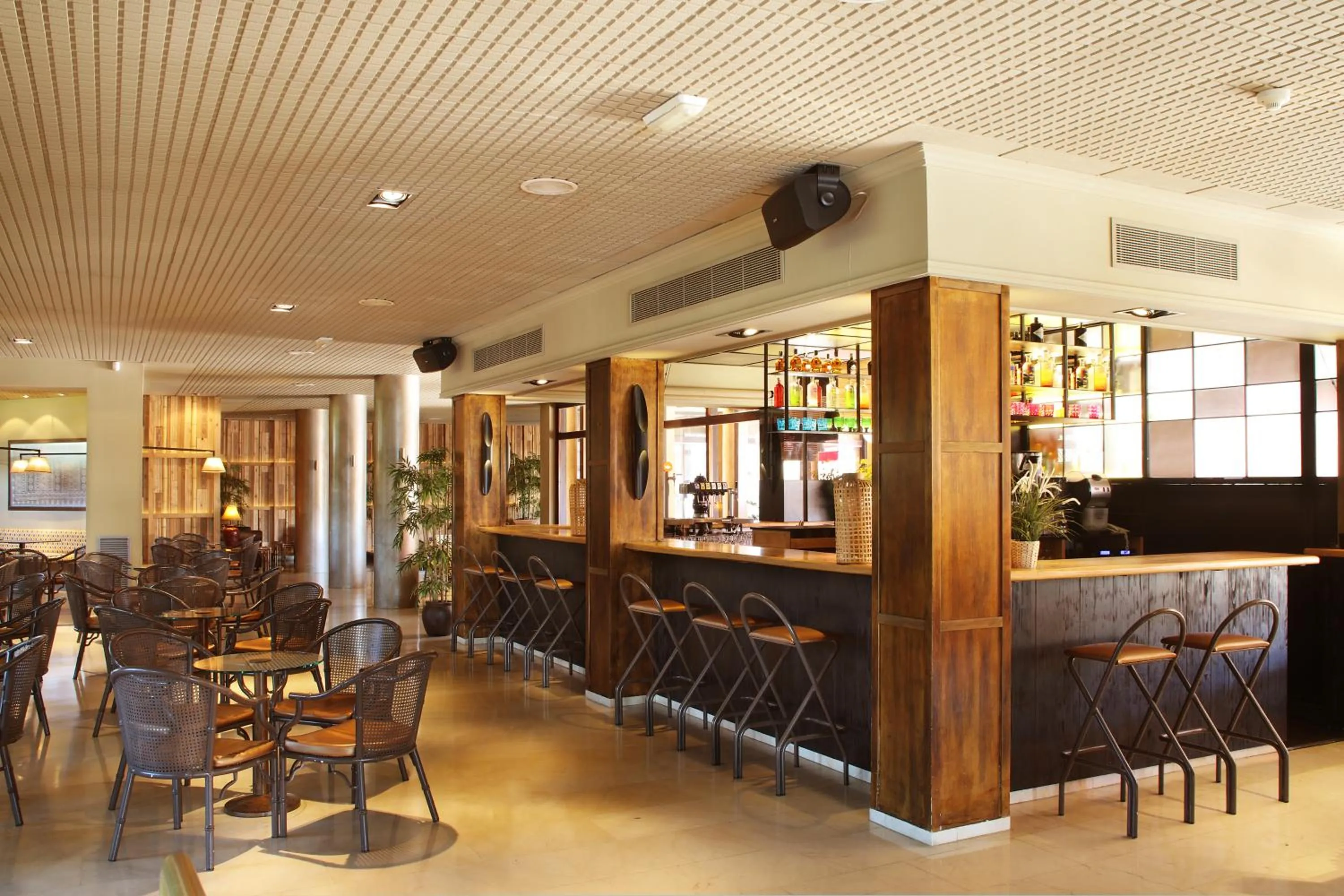 Communal lounge/ TV room in Luna Park Hotel Yoga & Spa