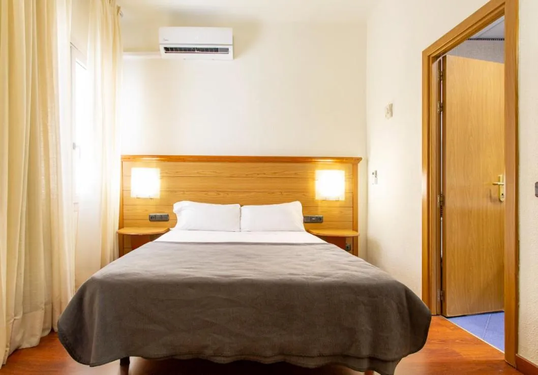 Photo of the whole room, Bed in Negresco Gran Via