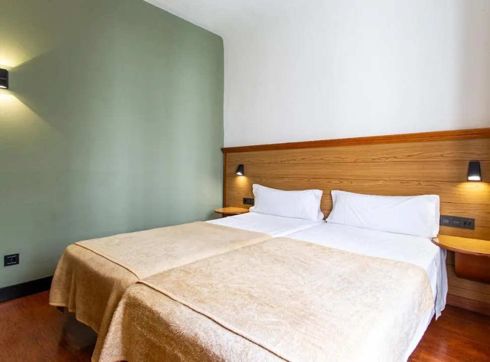 Photo of the whole room, Bed in Negresco Gran Via