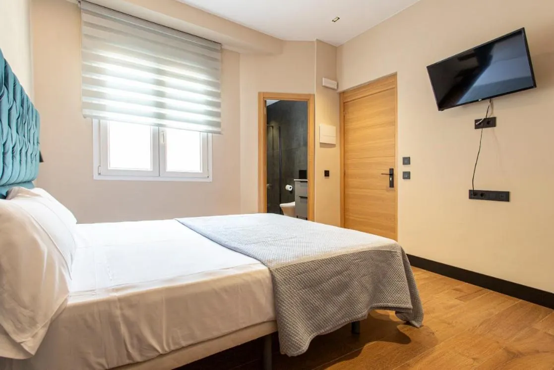 Photo of the whole room, Bed in Negresco Gran Via