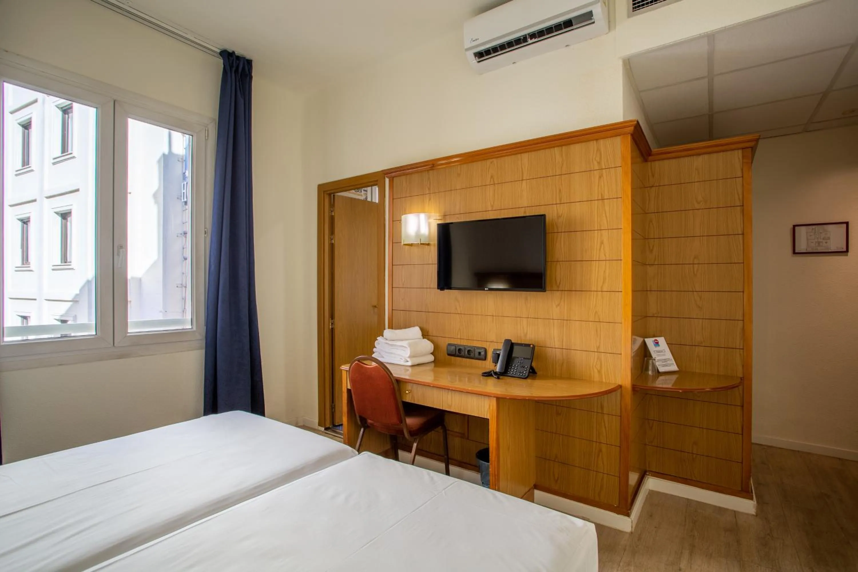 Bedroom, Bed in Negresco Gran Via