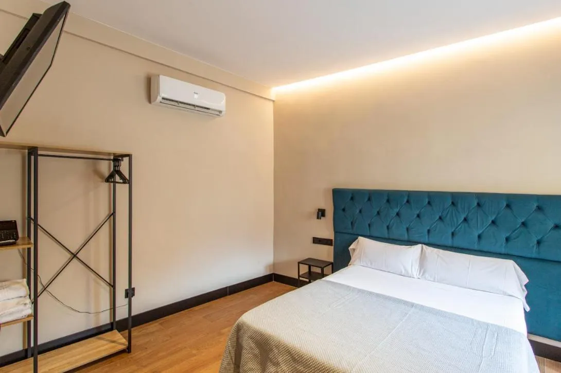 Photo of the whole room, Bed in Negresco Gran Via