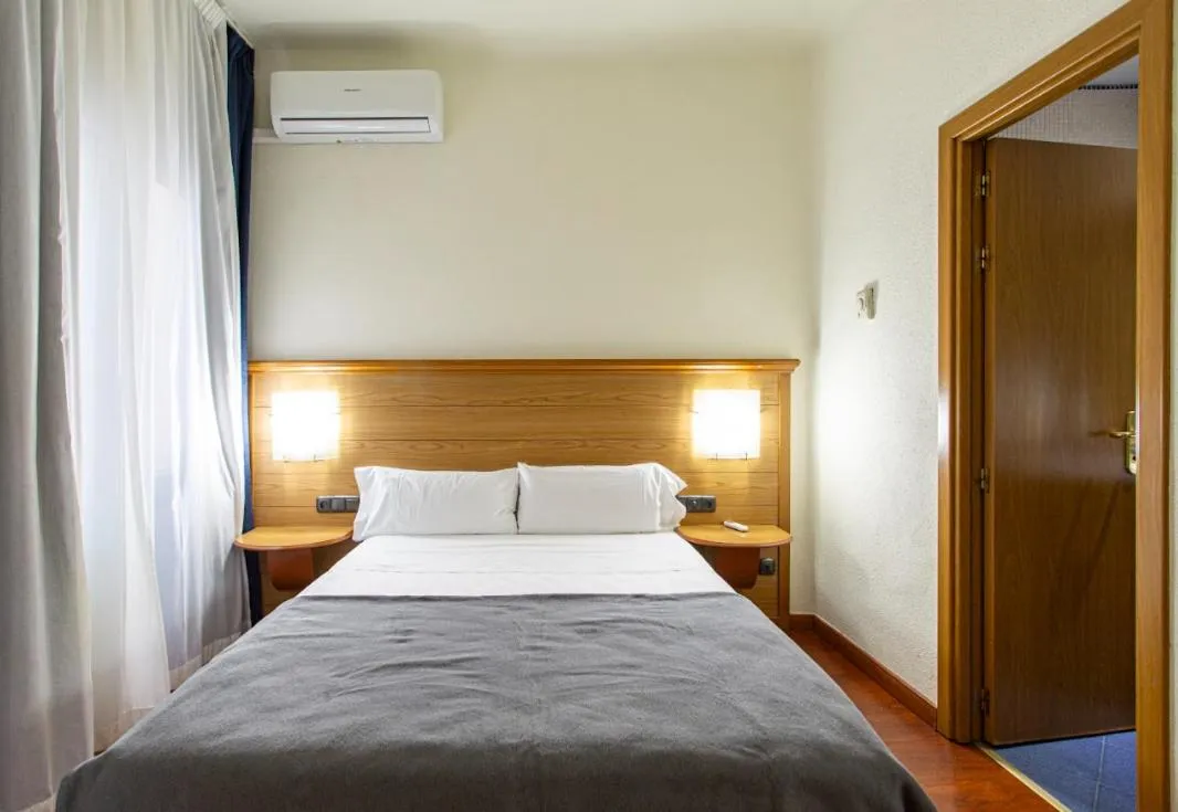 Photo of the whole room, Bed in Negresco Gran Via