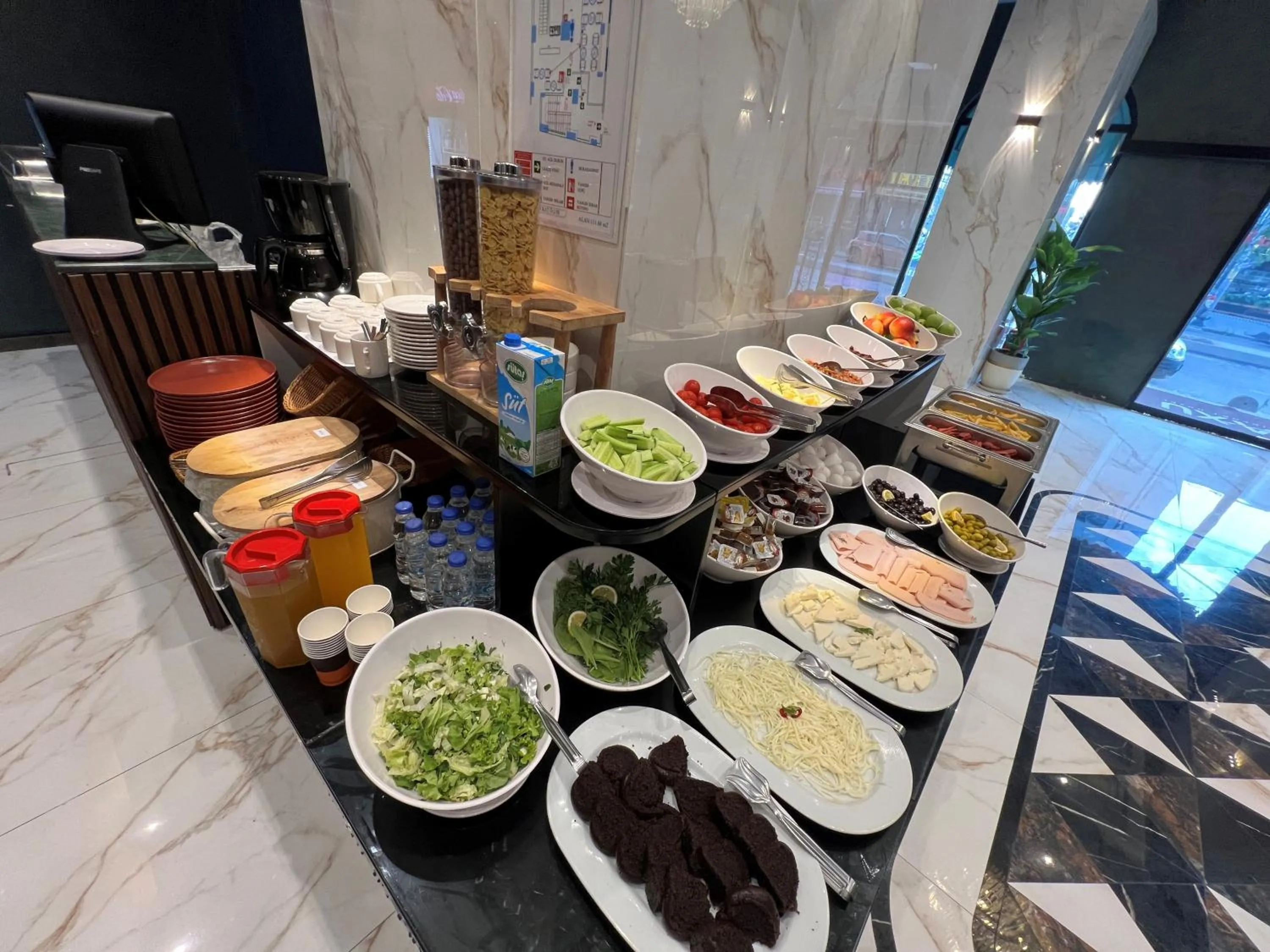 Food and drinks in AXU AIRPORT HOTEL