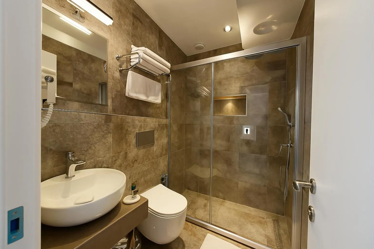 Shower in AXU AIRPORT HOTEL