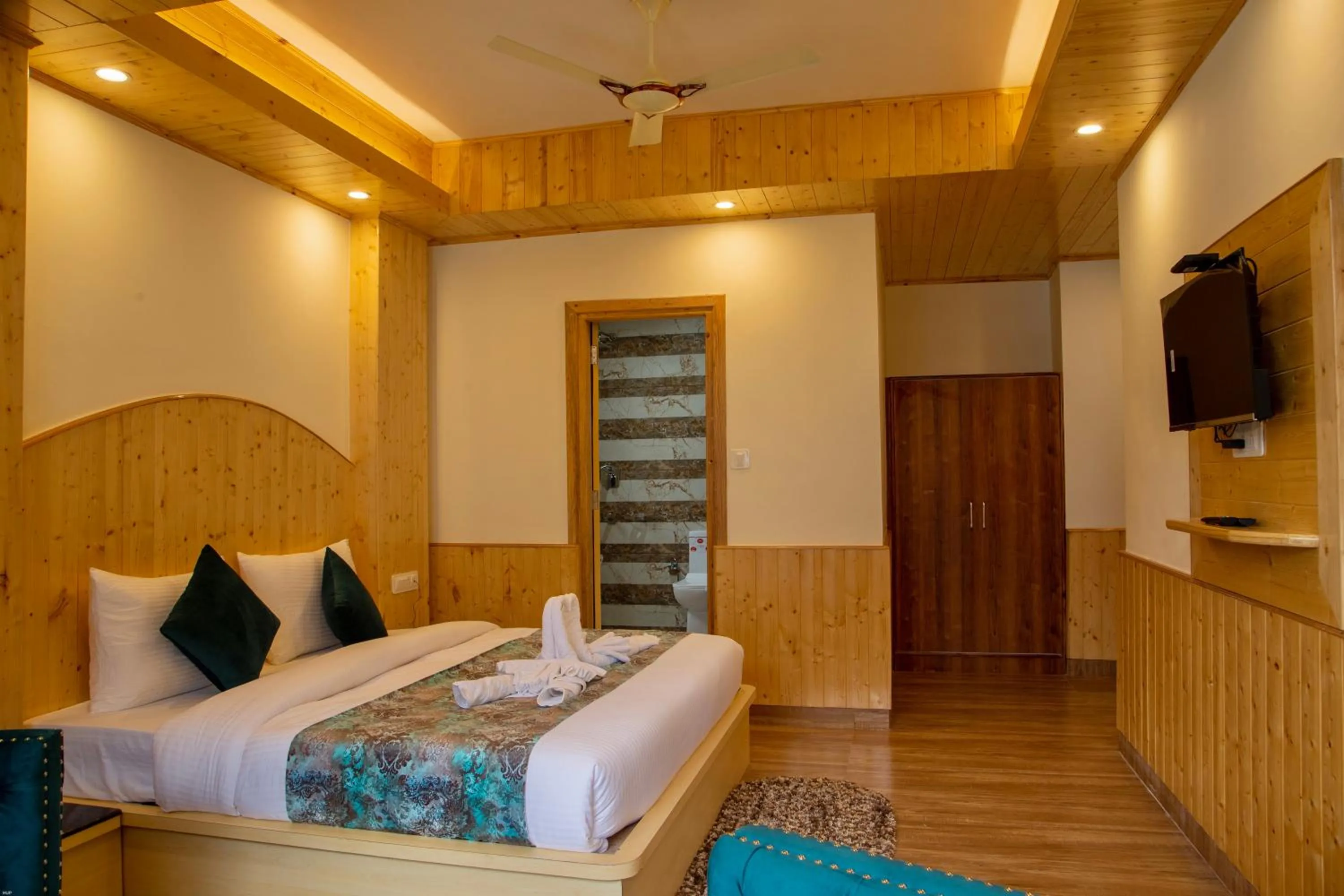 Photo of the whole room, Bed in North Deodar Avenue, Manali