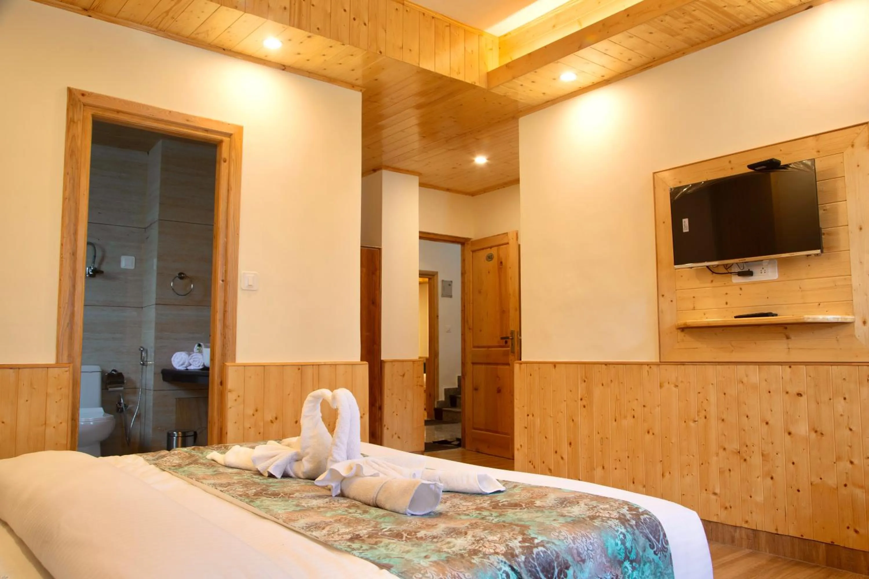 TV and multimedia, Bed in North Deodar Avenue, Manali